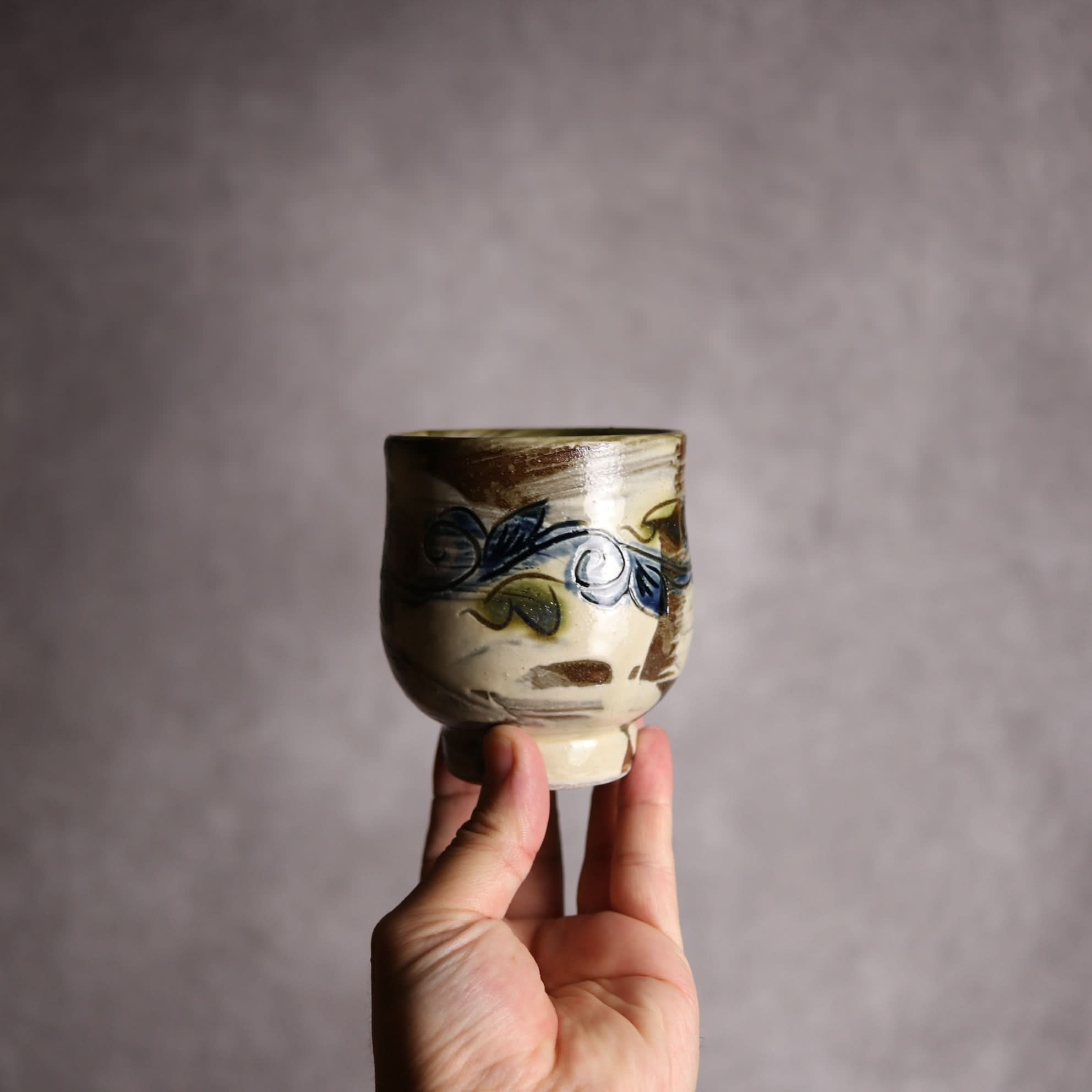 湯呑1 呉須 緑釉 刷毛目 線彫 唐草 やちむん 陶器茂生窯 陶器.