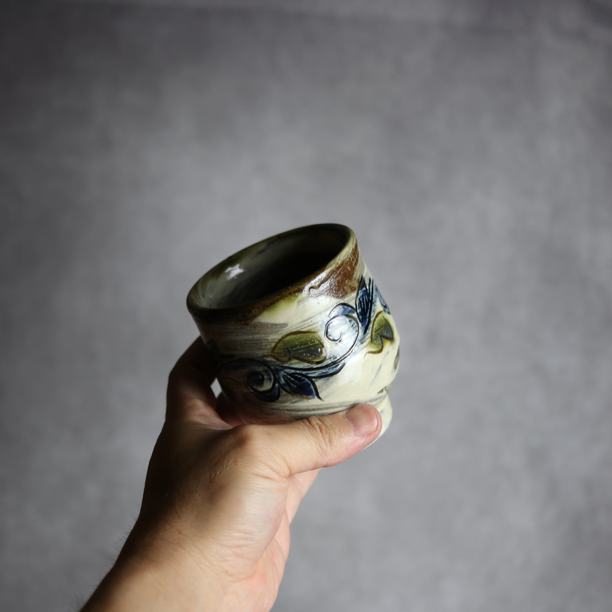 茂生窯 - 湯呑1 呉須 緑釉 刷毛目 線彫 唐草 やちむん 陶器茂生窯 - mundasui