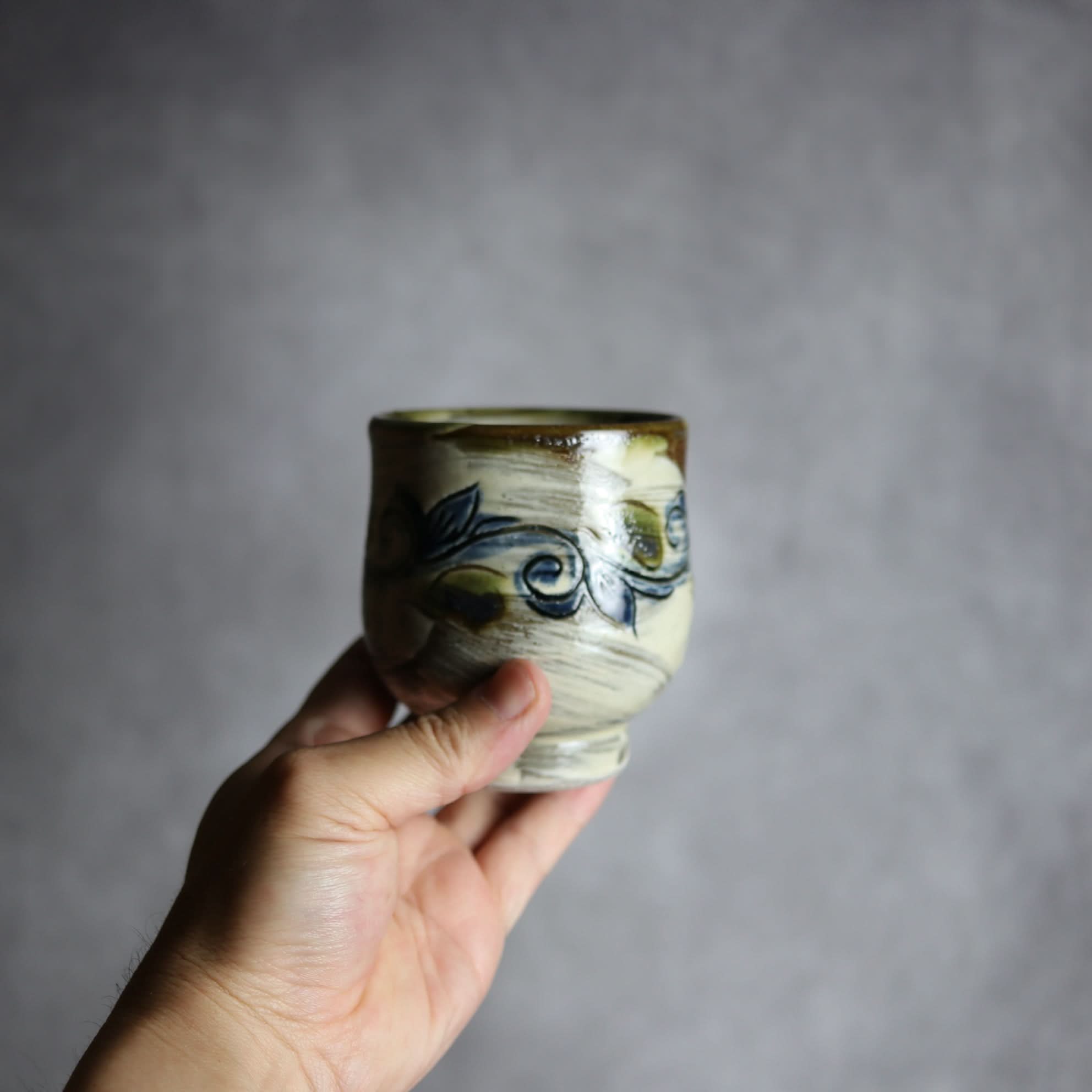 湯呑1 呉須 緑釉 刷毛目 線彫 唐草 やちむん 陶器茂生窯 陶器.