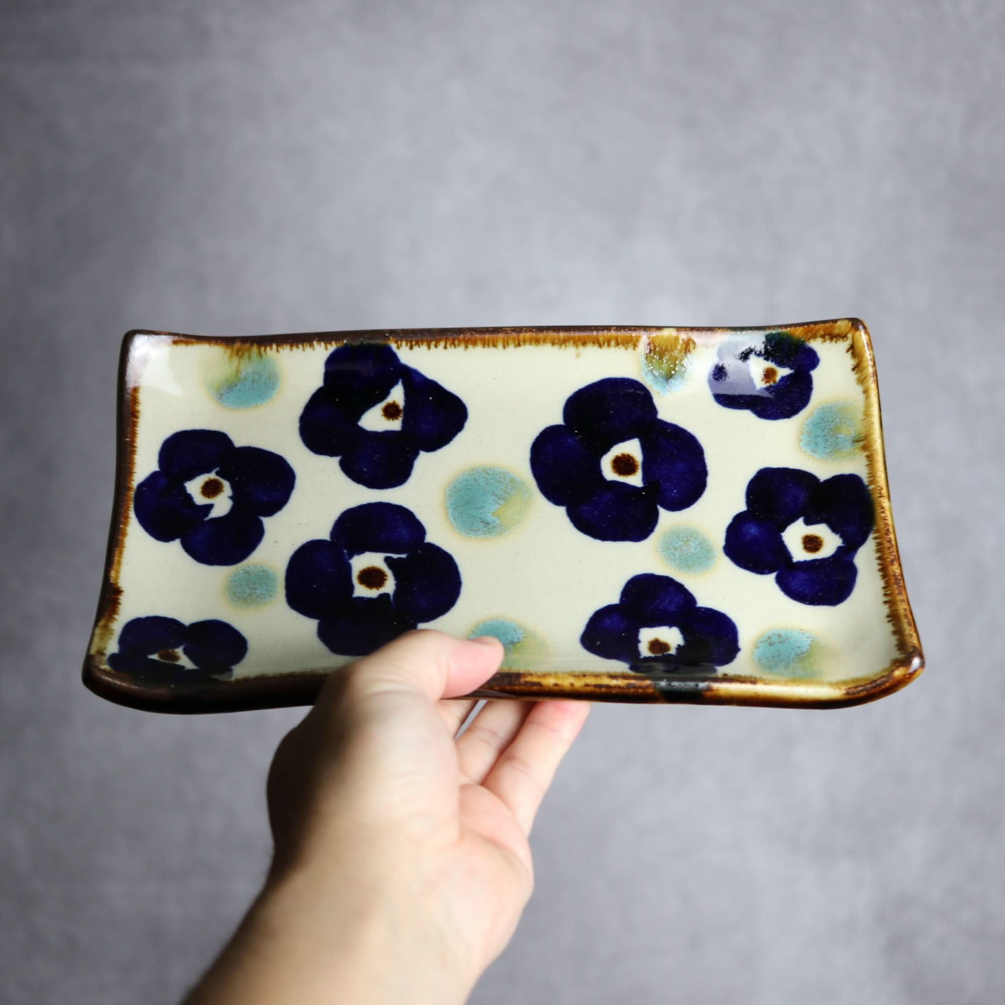 Alt Tag:*セミロングプレート1 花紋 やちむん 陶器 エドメ陶房