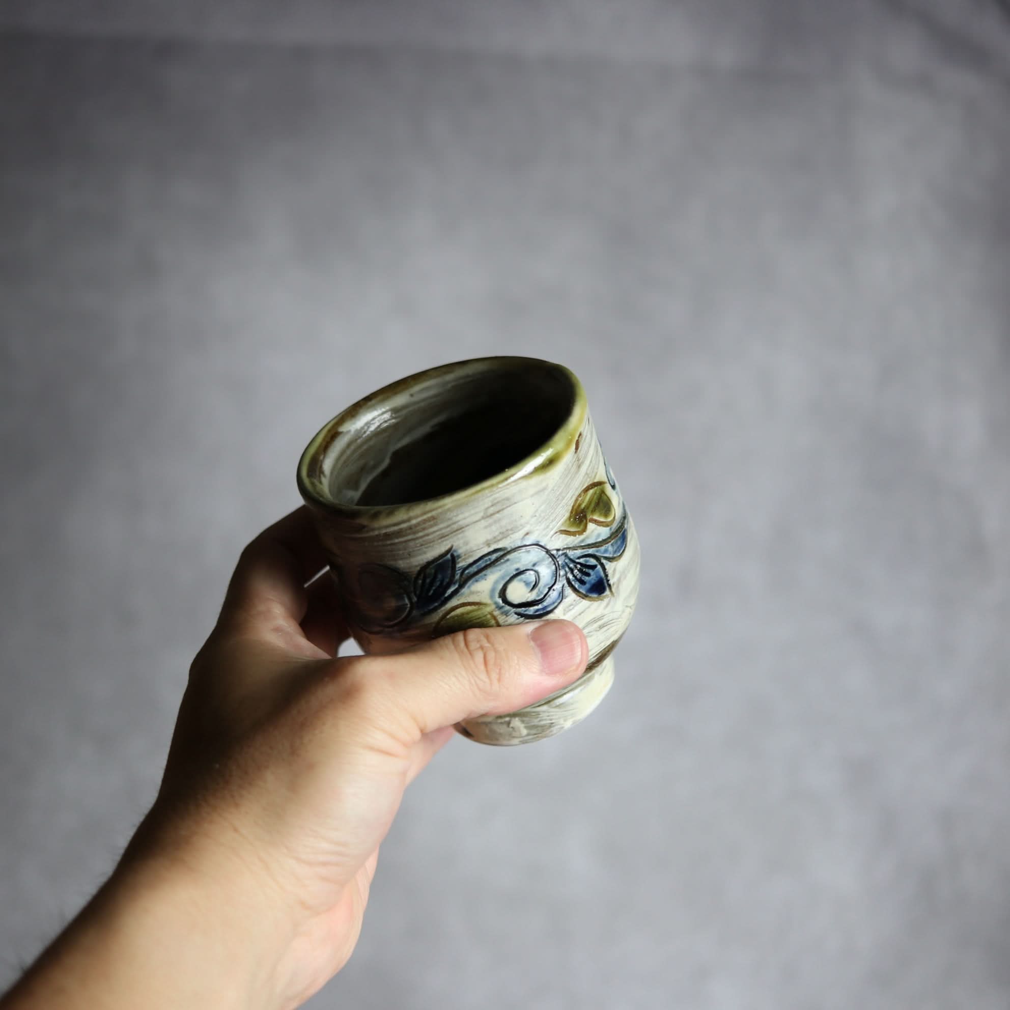 湯呑1 呉須 緑釉 刷毛目 線彫 唐草 やちむん 陶器茂生窯 陶器.