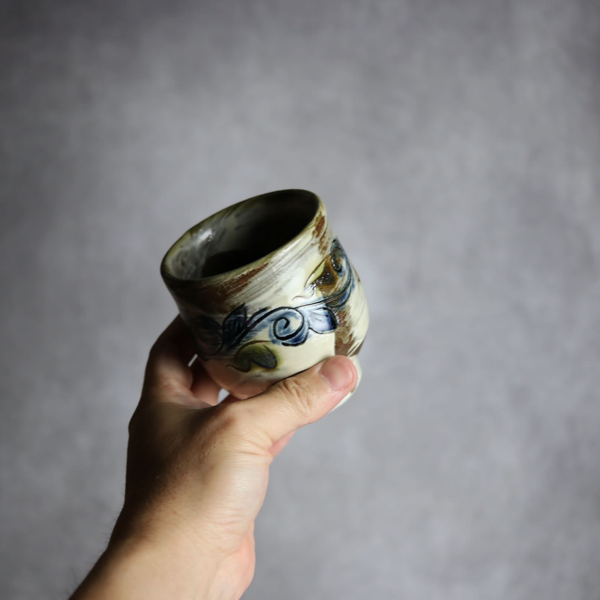 湯呑1 呉須 緑釉 刷毛目 線彫 唐草 やちむん 陶器茂生窯 陶器.