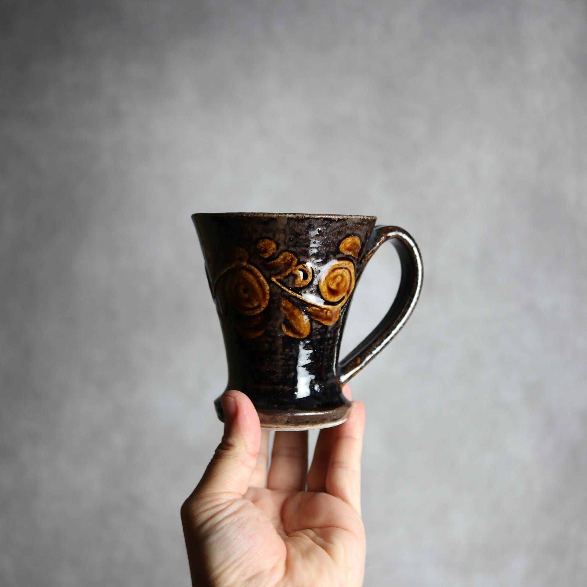 茂生窯 - マグカップ1 飴釉 イッチン 唐草 やちむん 陶器 茂生窯 - mundasui