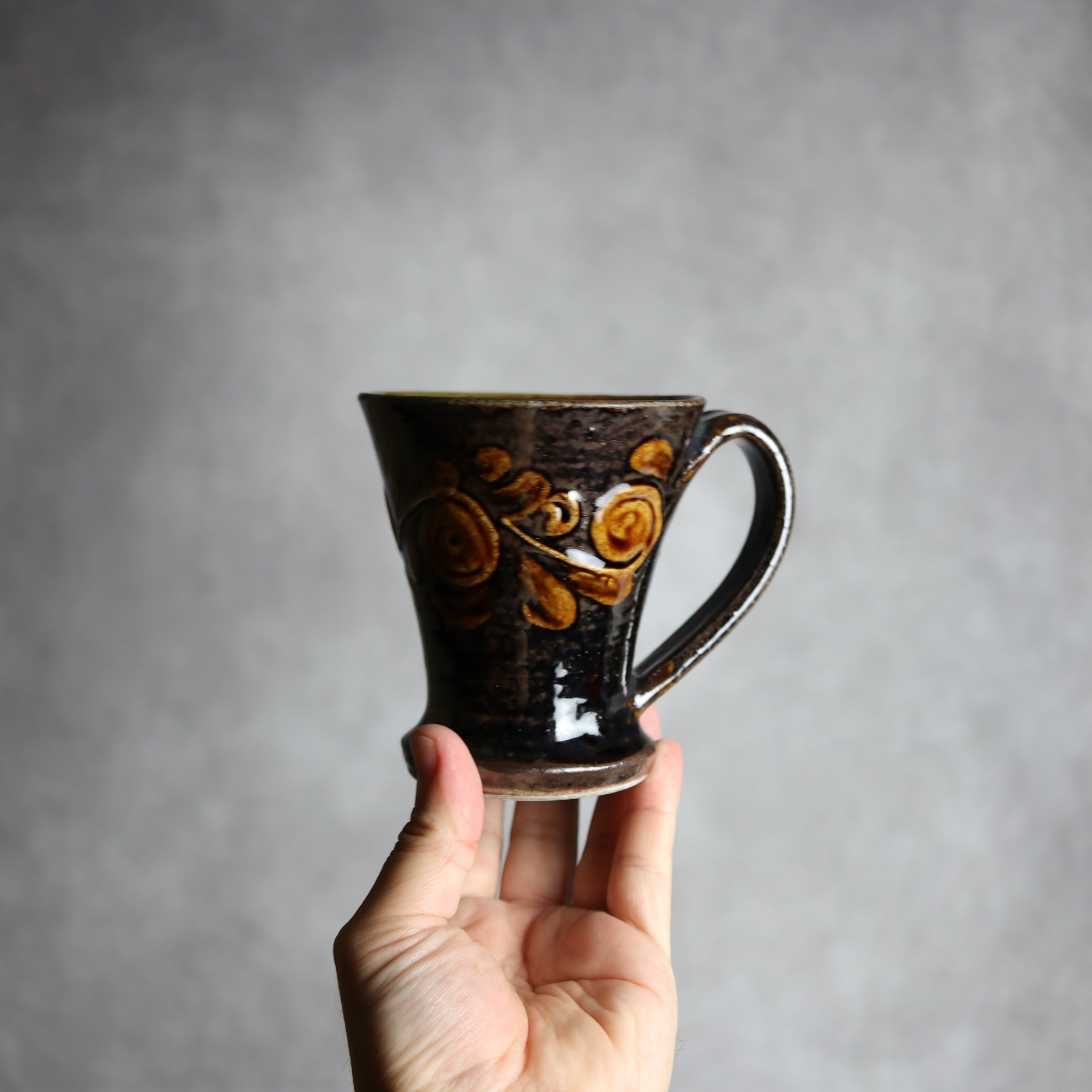茂生窯 - マグカップ1 飴釉 イッチン 唐草 やちむん 陶器 茂生窯 - mundasui