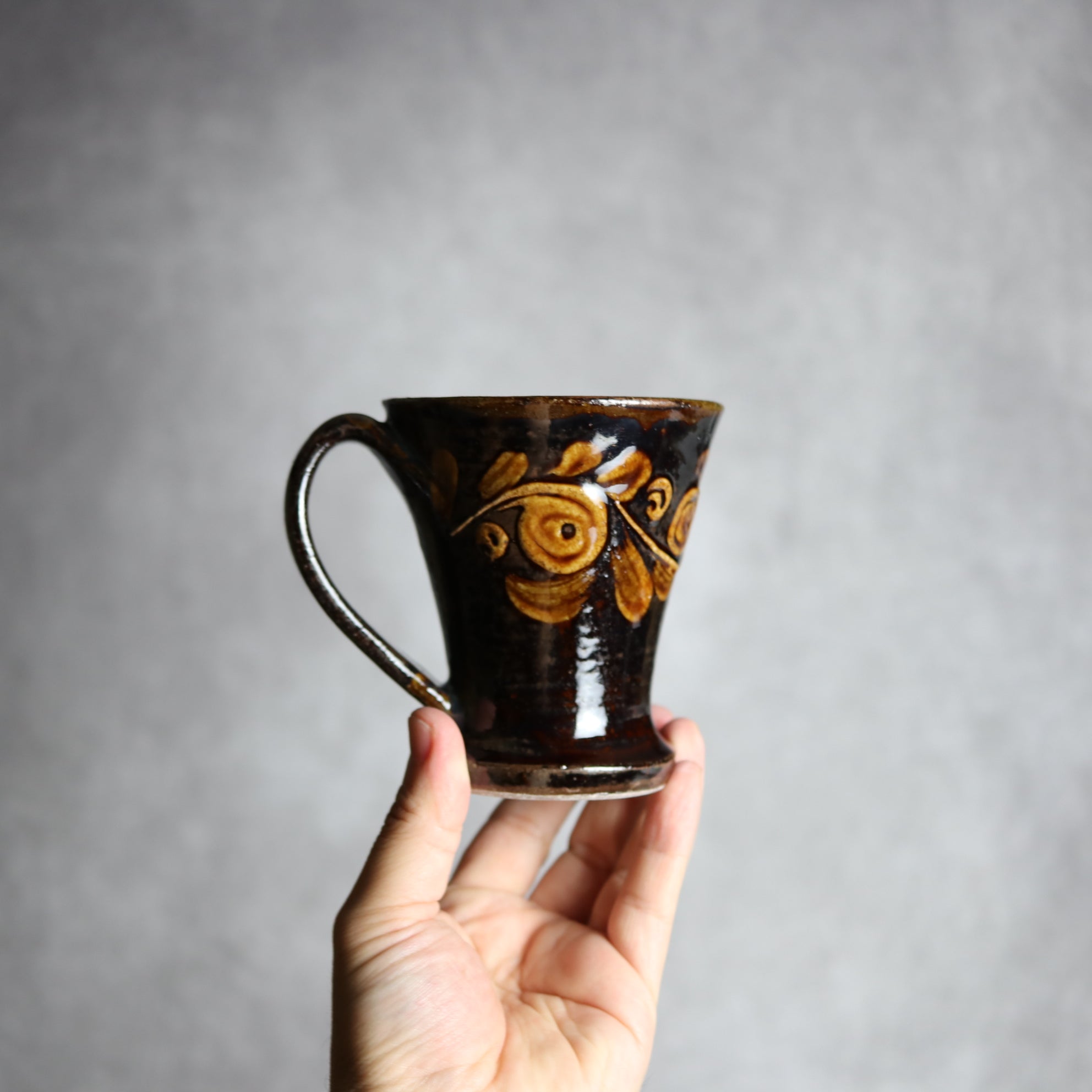 茂生窯 - マグカップ1 飴釉 イッチン 唐草 やちむん 陶器 茂生窯 - mundasui