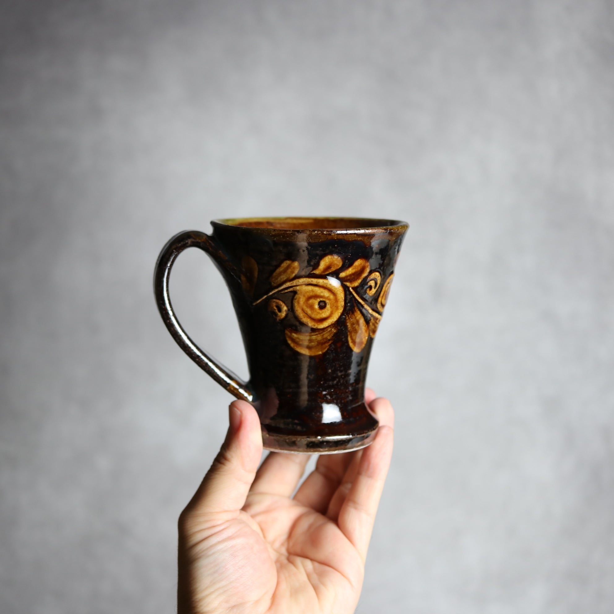 茂生窯 - マグカップ1 飴釉 イッチン 唐草 やちむん 陶器 茂生窯 - mundasui