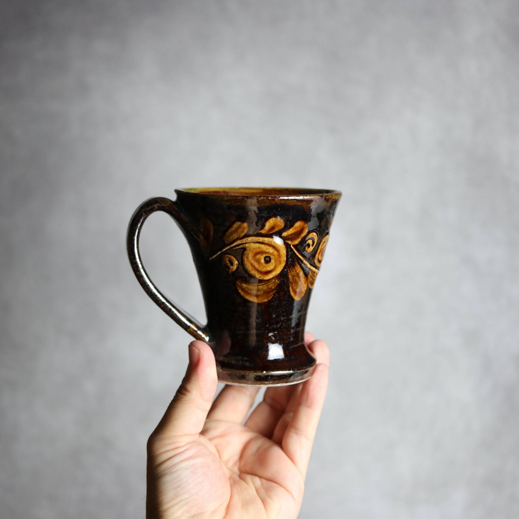 茂生窯 - マグカップ1 飴釉 イッチン 唐草 やちむん 陶器 茂生窯 - mundasui