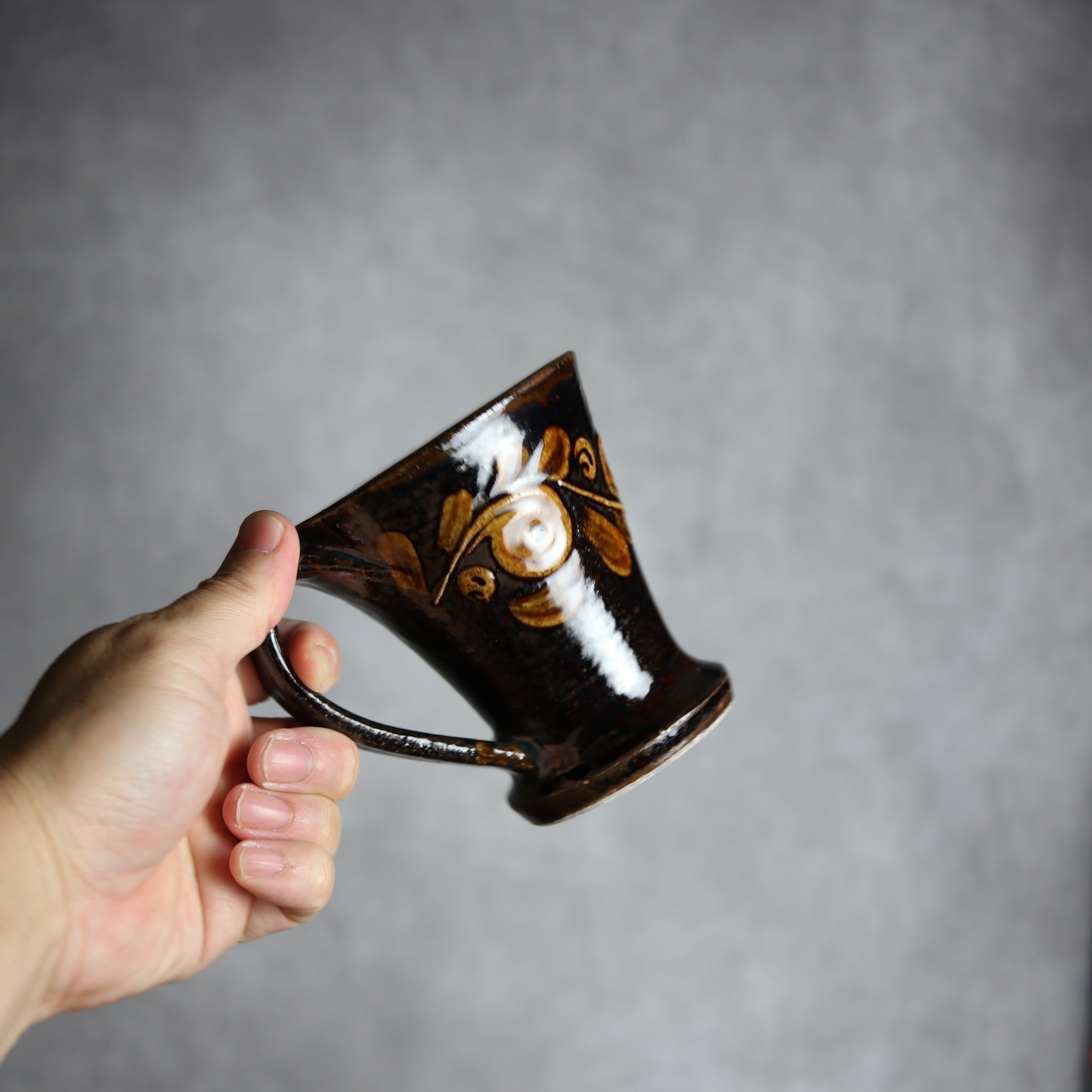茂生窯 - マグカップ1 飴釉 イッチン 唐草 やちむん 陶器 茂生窯 - mundasui
