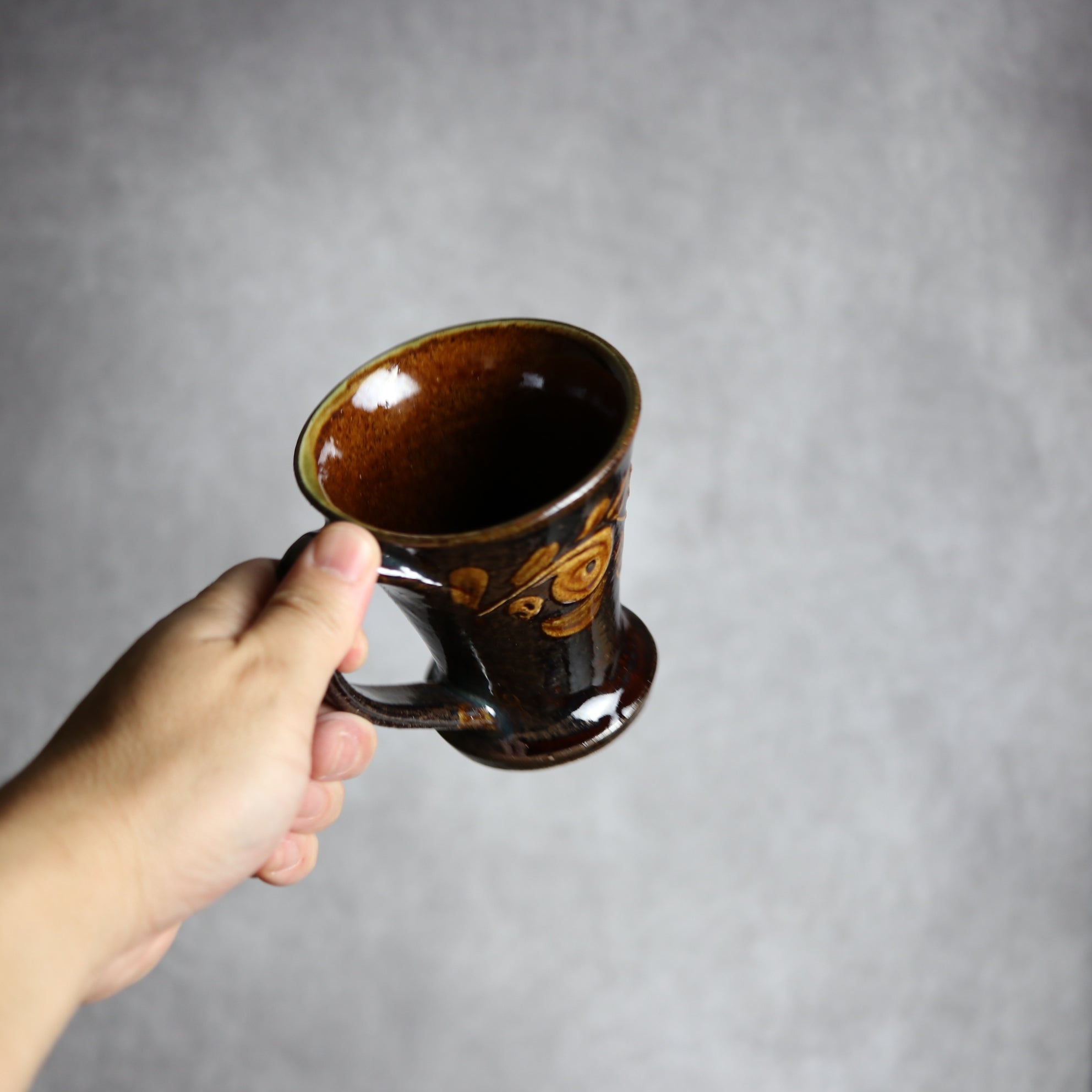 茂生窯 - マグカップ1 飴釉 イッチン 唐草 やちむん 陶器 茂生窯 - mundasui