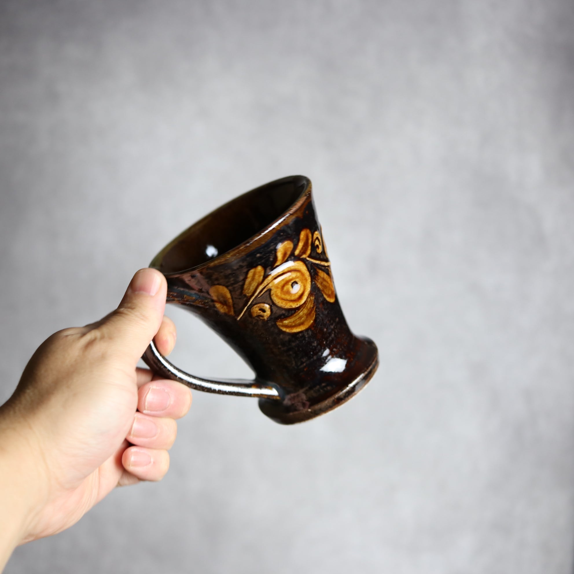 茂生窯 - マグカップ1 飴釉 イッチン 唐草 やちむん 陶器 茂生窯 - mundasui