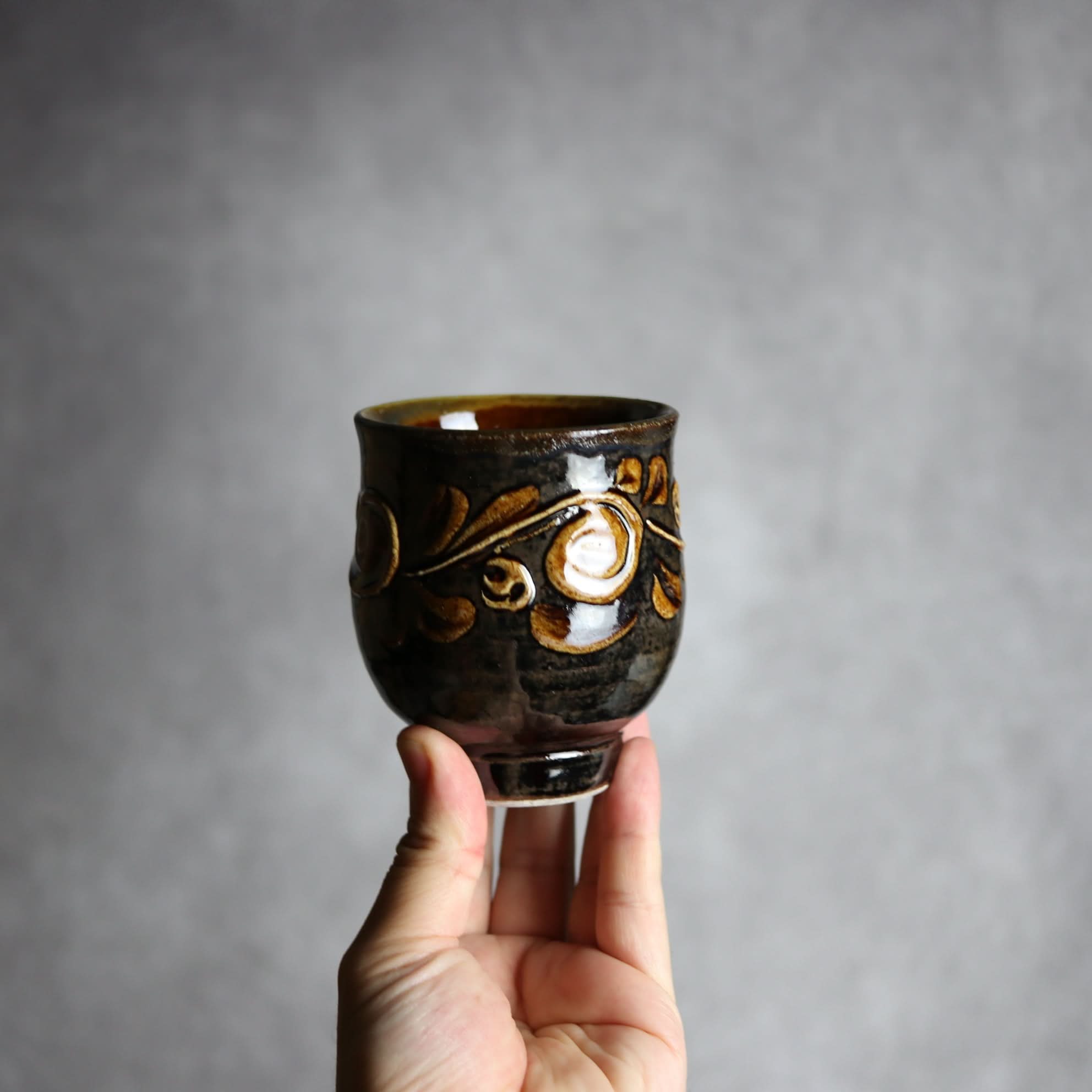 湯呑1 飴釉 イッチン 唐草 やちむん 陶器 茂生窯 陶器.