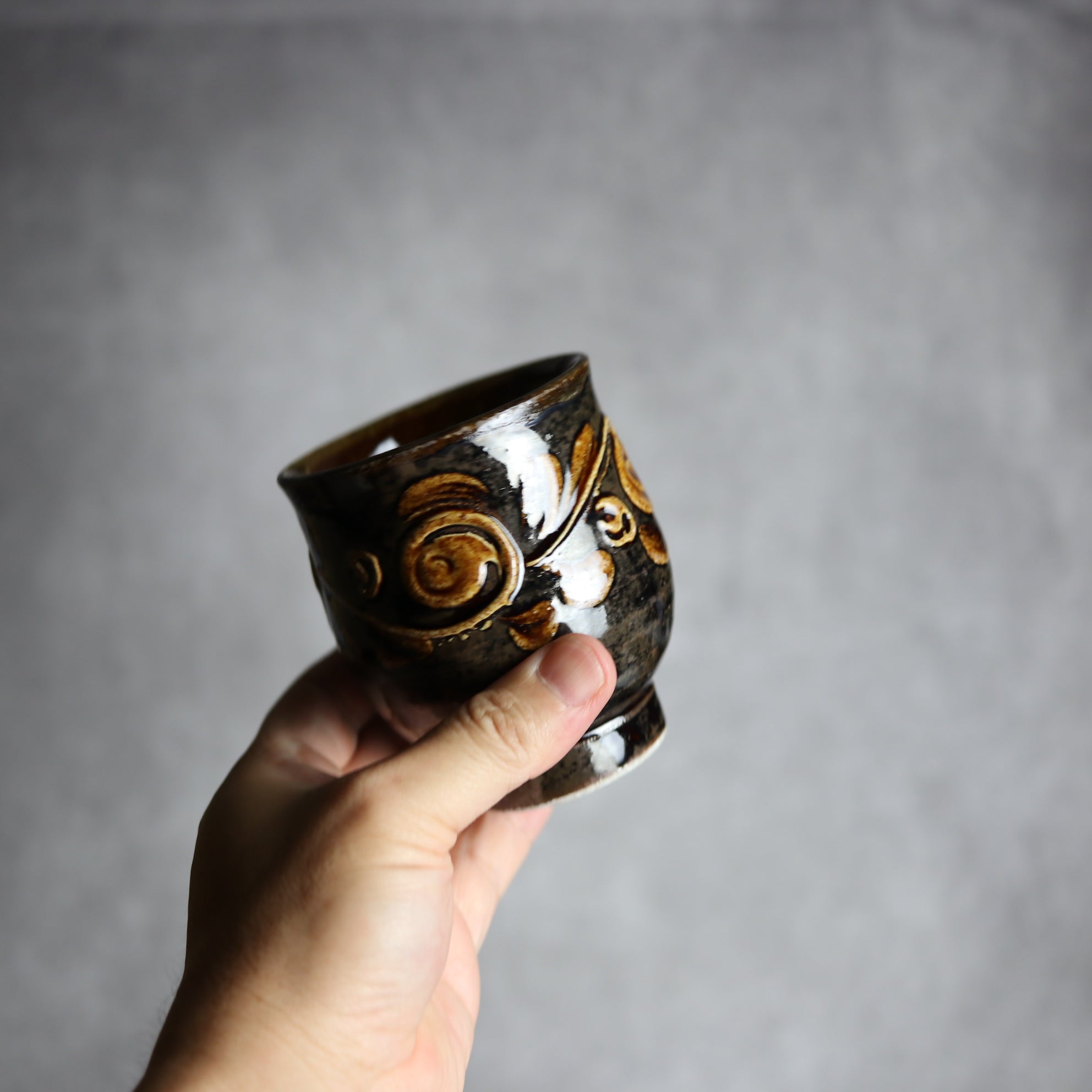 茂生窯 - 湯呑1 飴釉 イッチン 唐草 やちむん 陶器 茂生窯 - mundasui