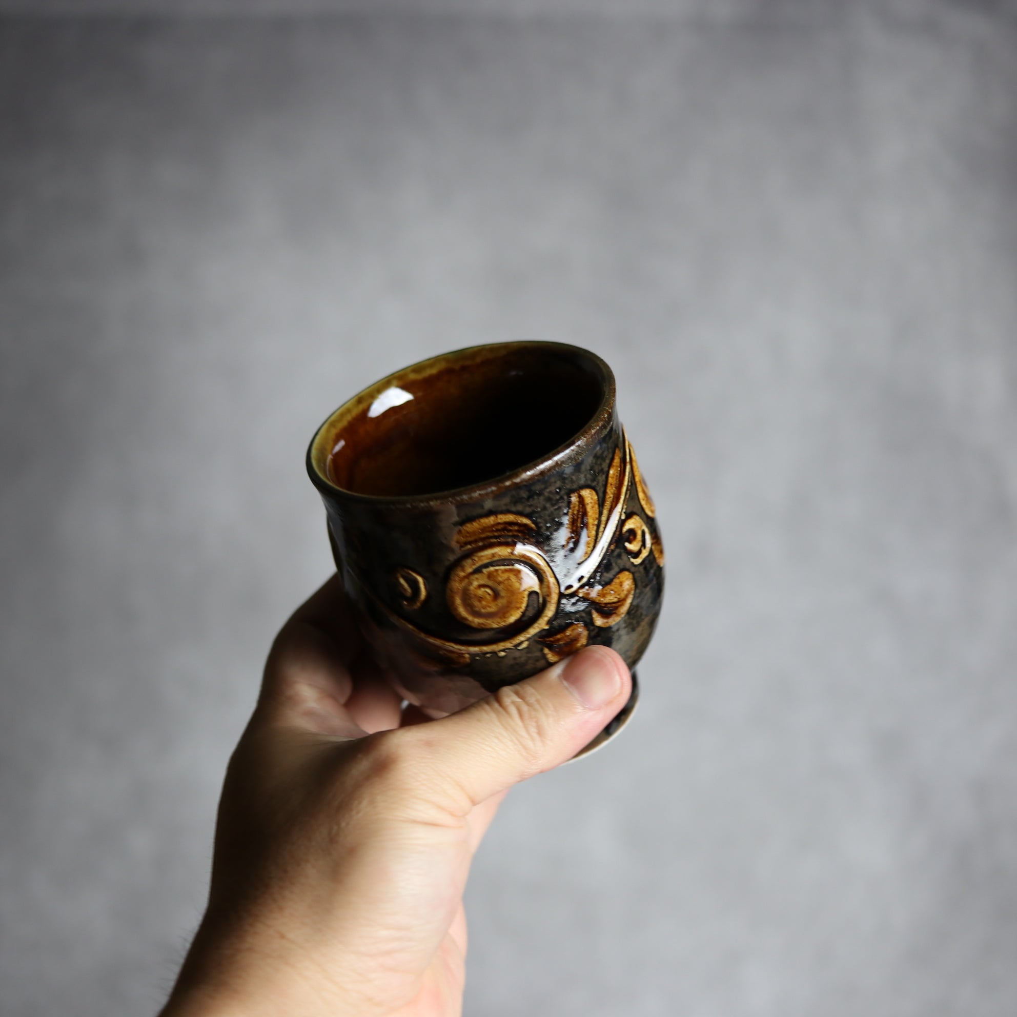 茂生窯 - 湯呑1 飴釉 イッチン 唐草 やちむん 陶器 茂生窯 - mundasui