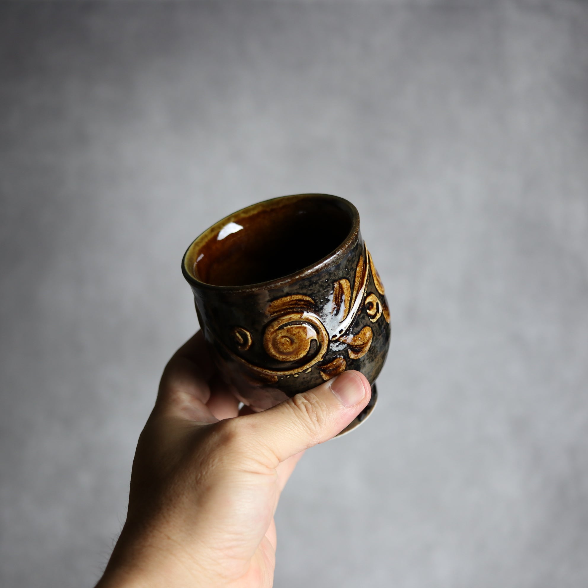 茂生窯 - 湯呑1 飴釉 イッチン 唐草 やちむん 陶器 茂生窯 - mundasui