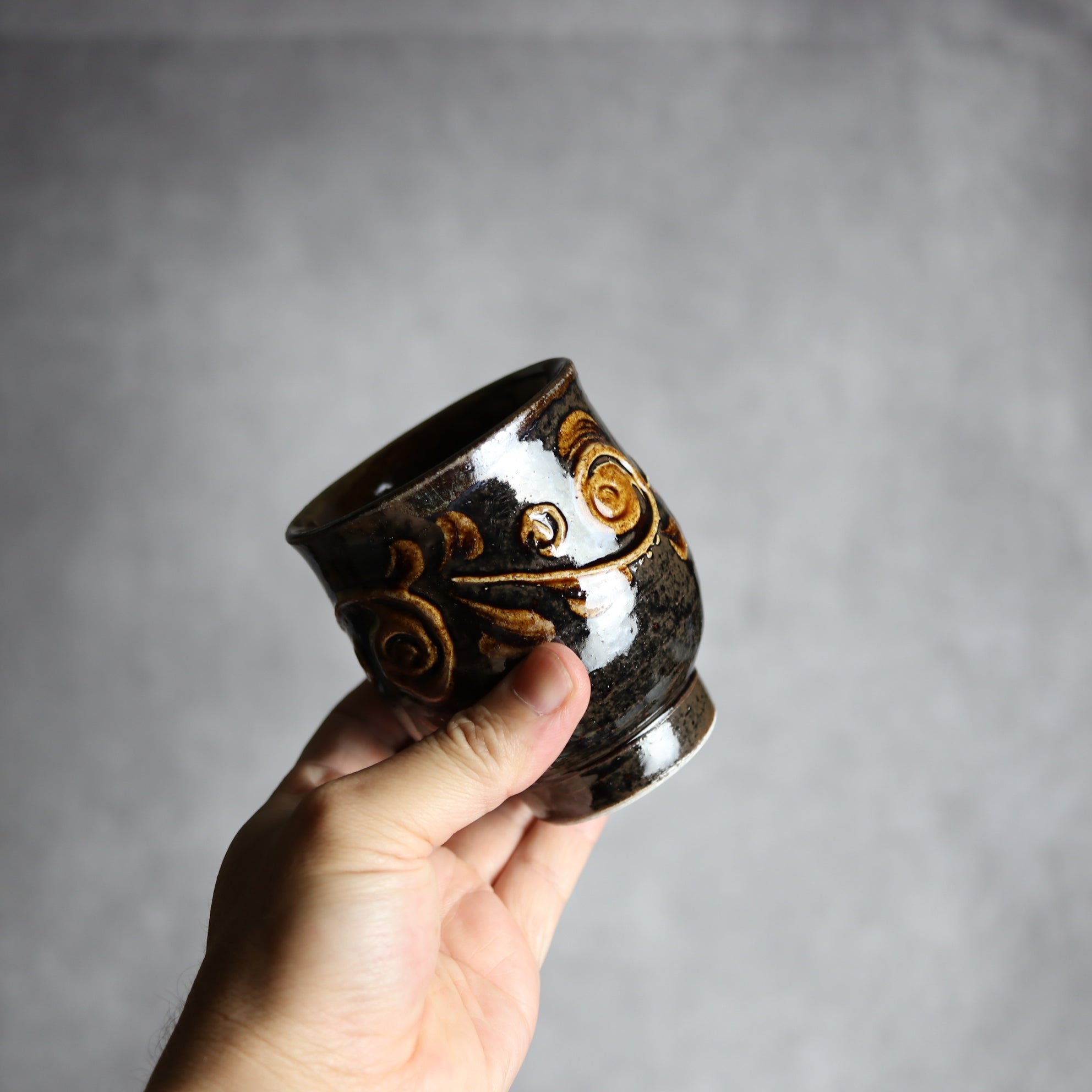茂生窯 - 湯呑1 飴釉 イッチン 唐草 やちむん 陶器 茂生窯 - mundasui