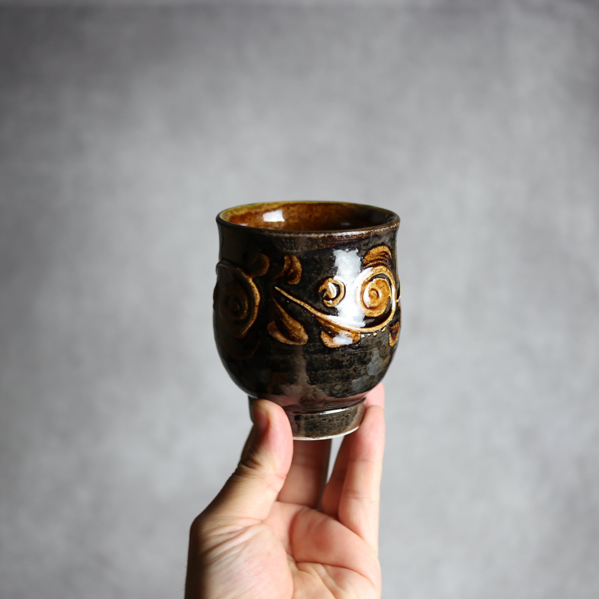 茂生窯 - 湯呑1 飴釉 イッチン 唐草 やちむん 陶器 茂生窯 - mundasui