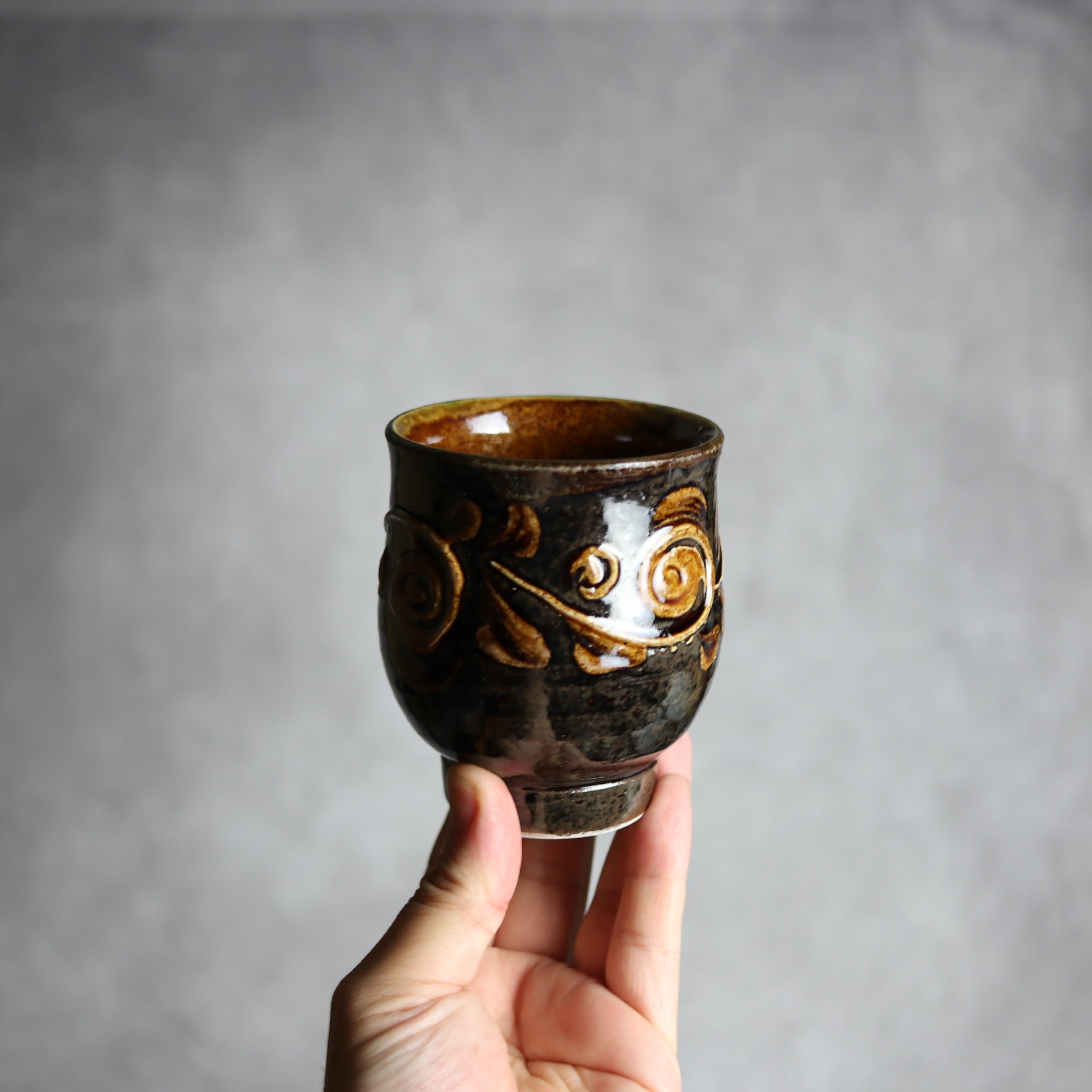 茂生窯 - 湯呑1 飴釉 イッチン 唐草 やちむん 陶器 茂生窯 - mundasui