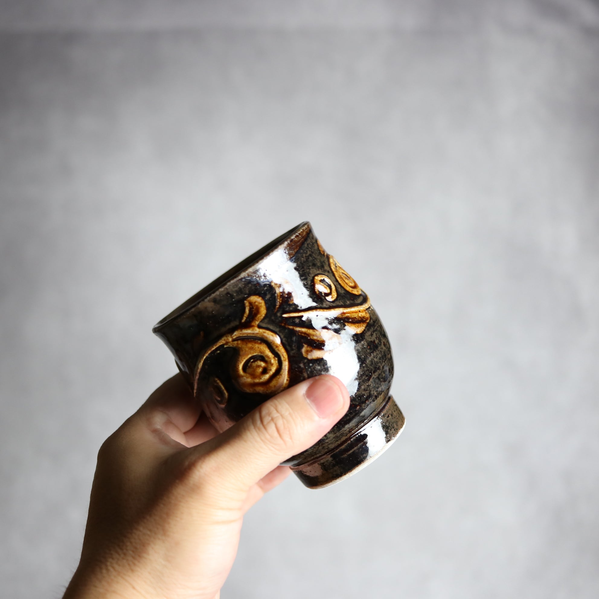 茂生窯 - 湯呑1 飴釉 イッチン 唐草 やちむん 陶器 茂生窯 - mundasui