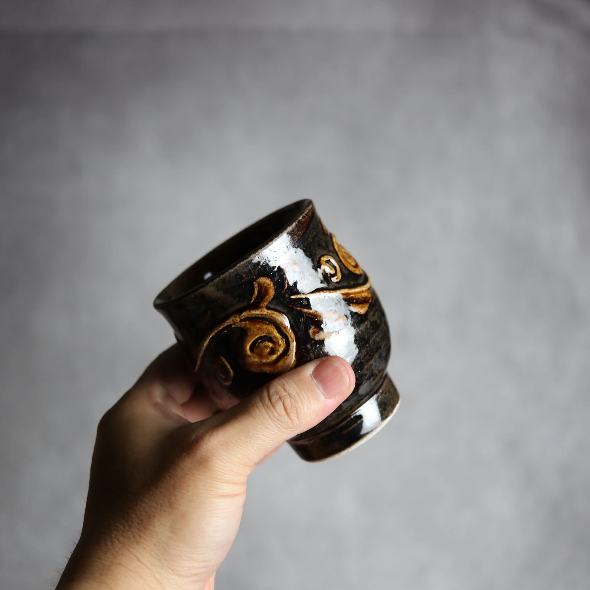 湯呑1 飴釉 イッチン 唐草 やちむん 陶器 茂生窯 陶器.