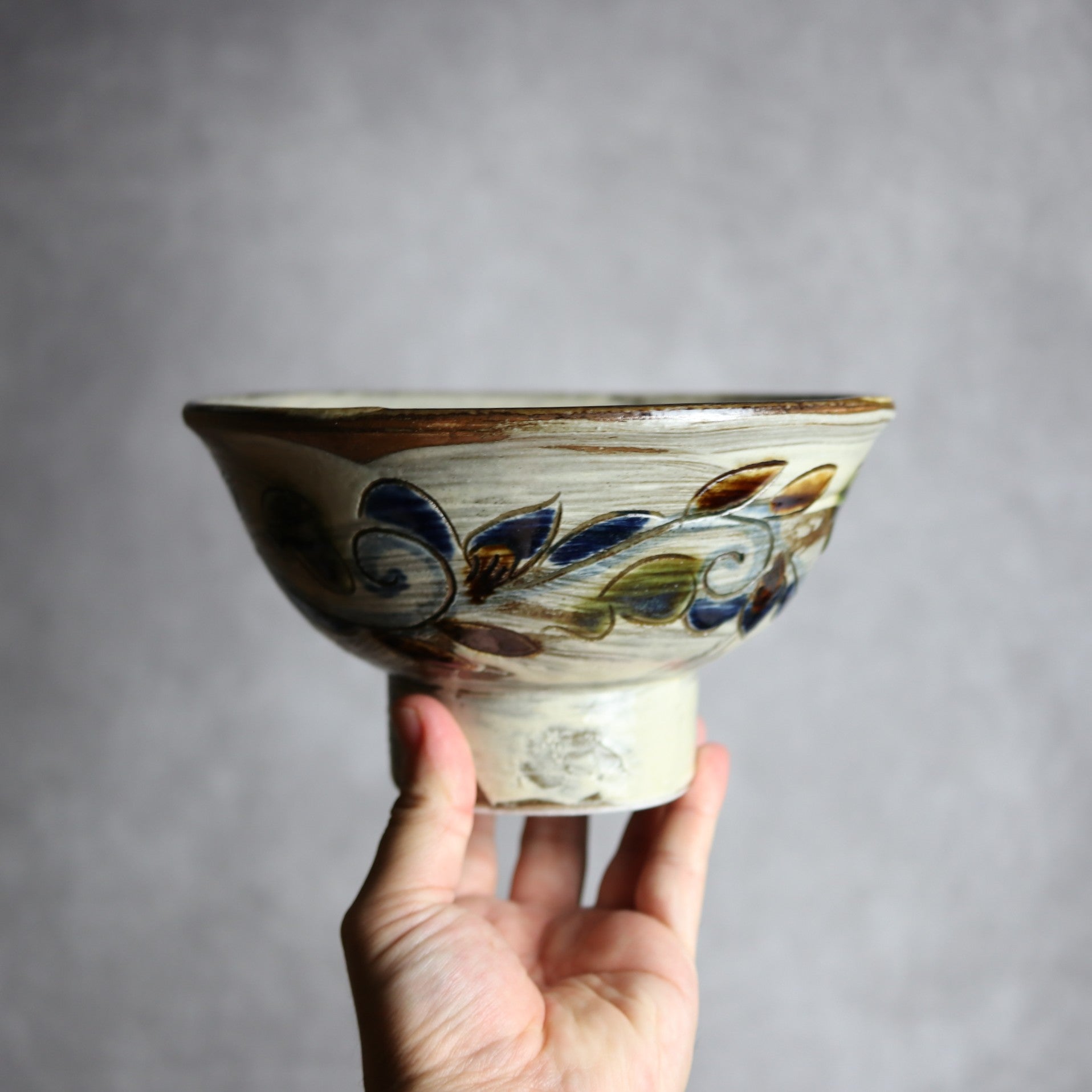 茂生窯 - 6寸マカイ1 三彩 刷毛目 線彫 唐草 やちむん 陶器 茂生窯 - mundasui