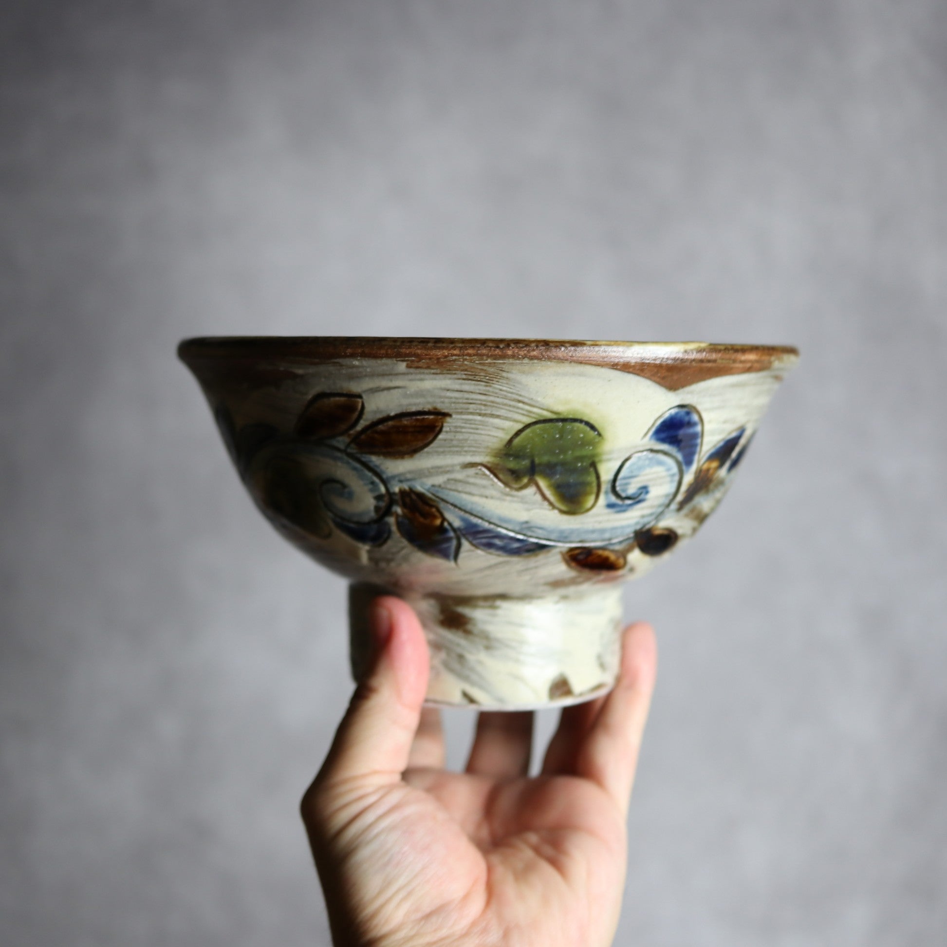 茂生窯 - 6寸マカイ1 三彩 刷毛目 線彫 唐草 やちむん 陶器 茂生窯 - mundasui