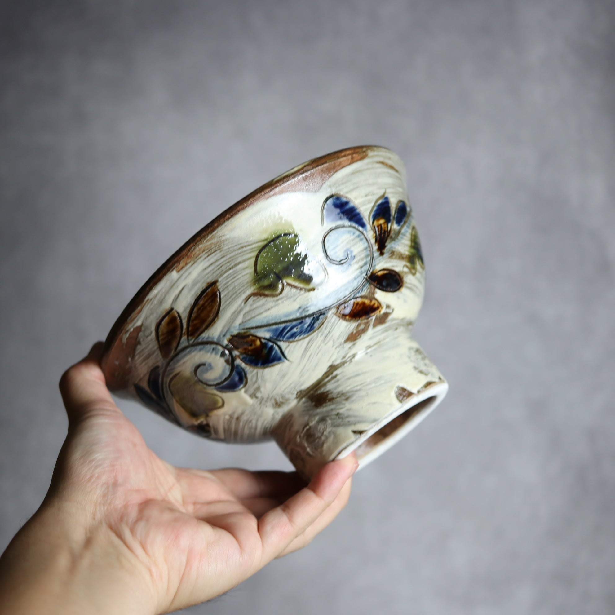 茂生窯 - 6寸マカイ1 三彩 刷毛目 線彫 唐草 やちむん 陶器 茂生窯 - mundasui