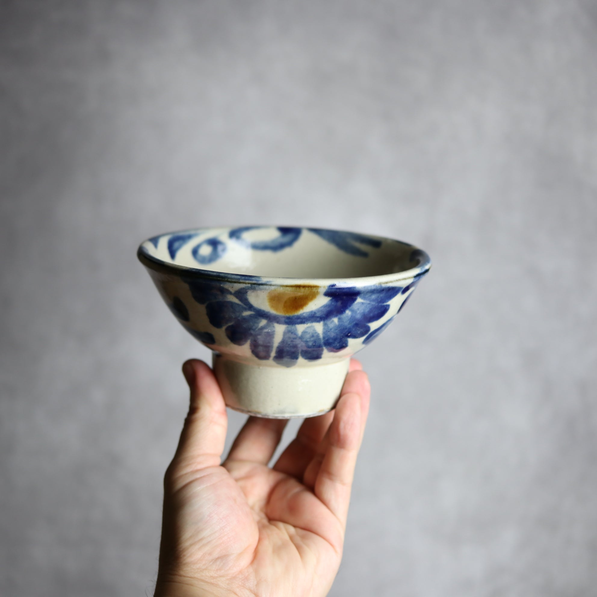 茂生窯 - 4.5寸マカイ1 飴 呉須釉 菊唐草 やちむん 陶器 茂生窯 - mundasui