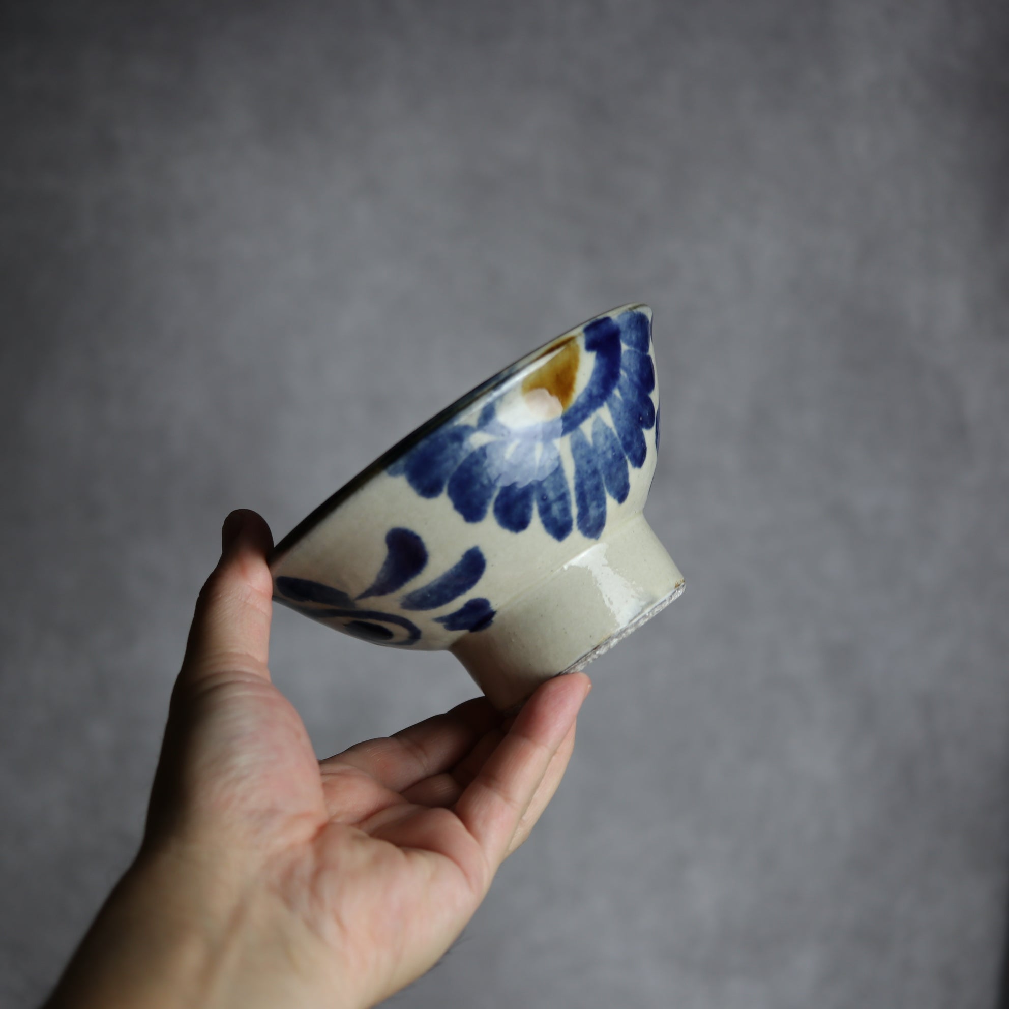 茂生窯 - 4.5寸マカイ1 飴 呉須釉 菊唐草 やちむん 陶器 茂生窯 - mundasui