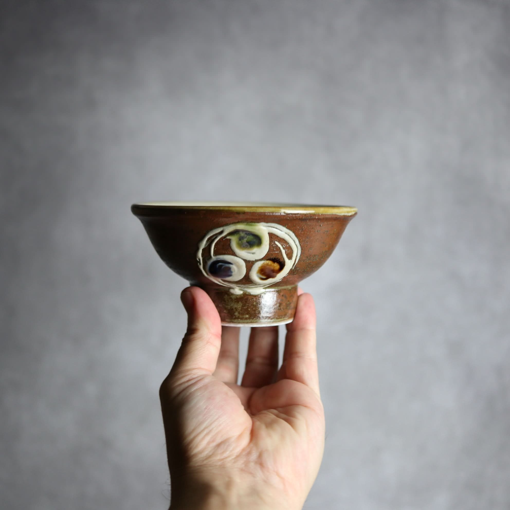 4寸マカイ1 三彩 イッチン 巴紋 やちむん 陶器 茂生窯 陶器.