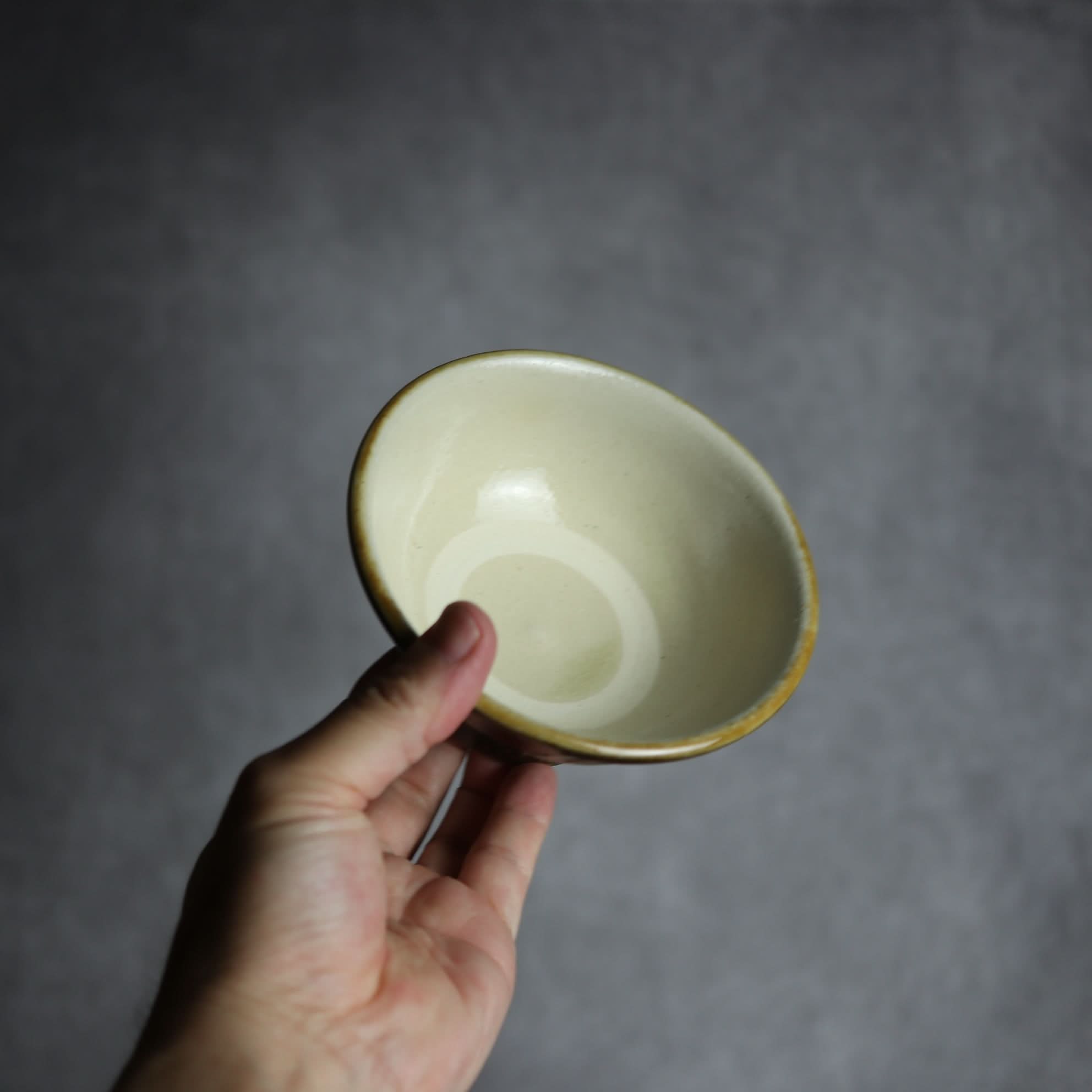 4寸マカイ1 三彩 イッチン 巴紋 やちむん 陶器 茂生窯 陶器.