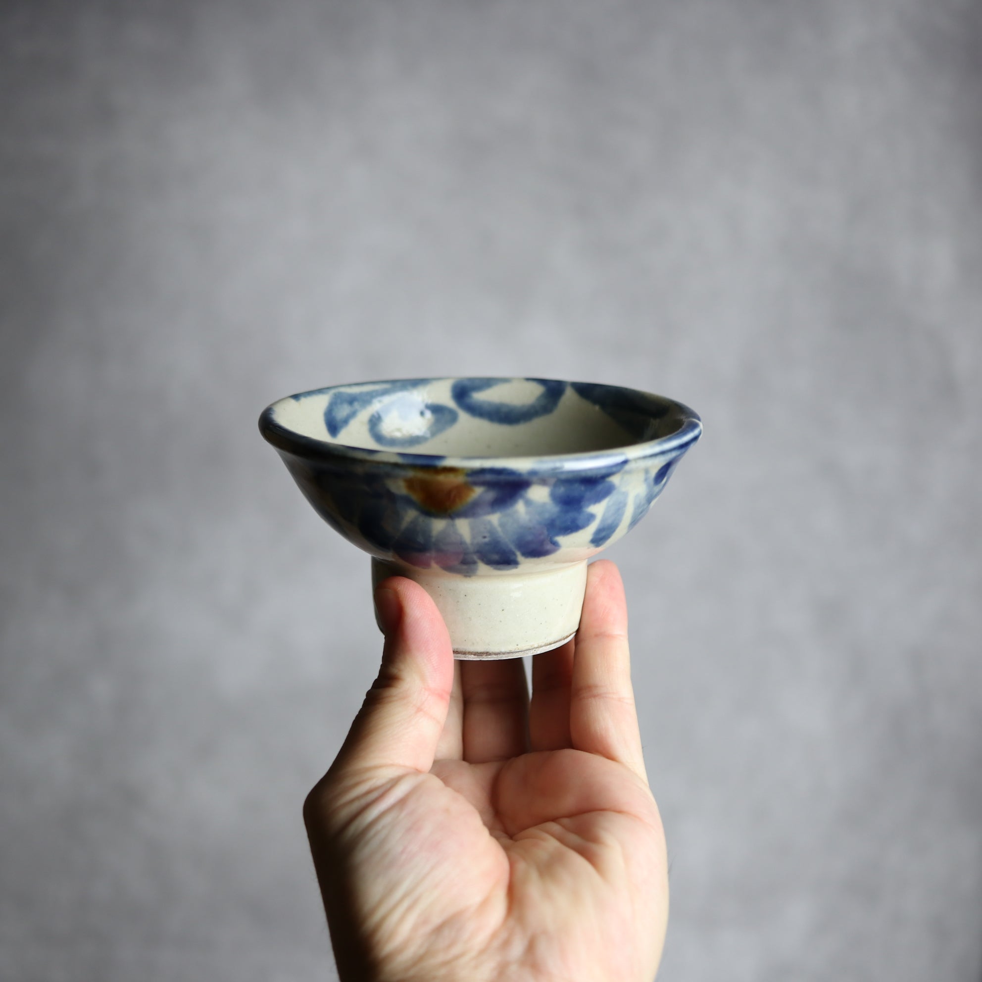 茂生窯 - 3.5寸マカイ1 飴 呉須釉 菊唐草 やちむん 陶器 茂生窯 - mundasui