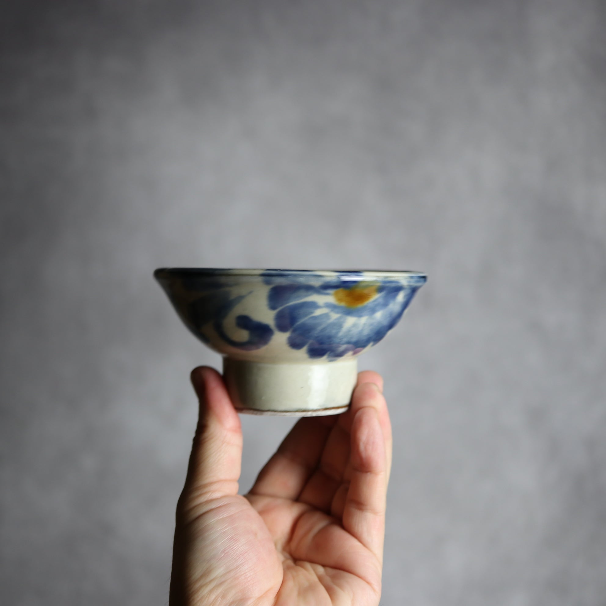 茂生窯 - 3.5寸マカイ1 飴 呉須釉 菊唐草 やちむん 陶器 茂生窯 - mundasui