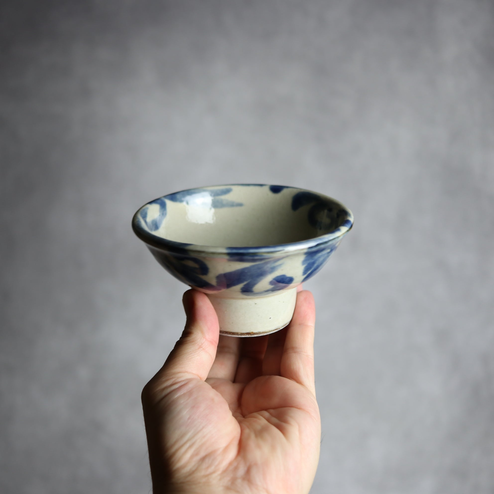 茂生窯 - 3.5寸マカイ1 飴 呉須釉 菊唐草 やちむん 陶器 茂生窯 - mundasui