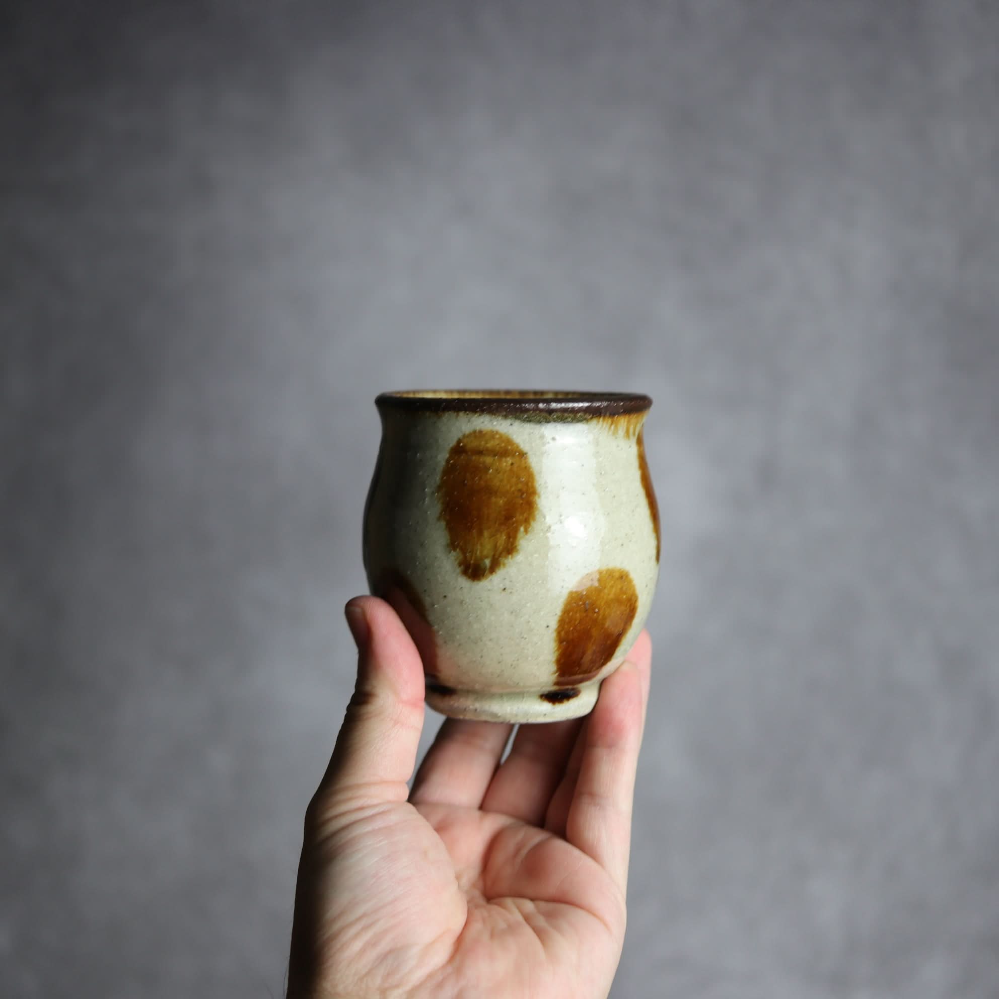 湯呑1 飴釉 点打 やちむん 陶器 北窯 松田共司工房 やちむん 陶器.