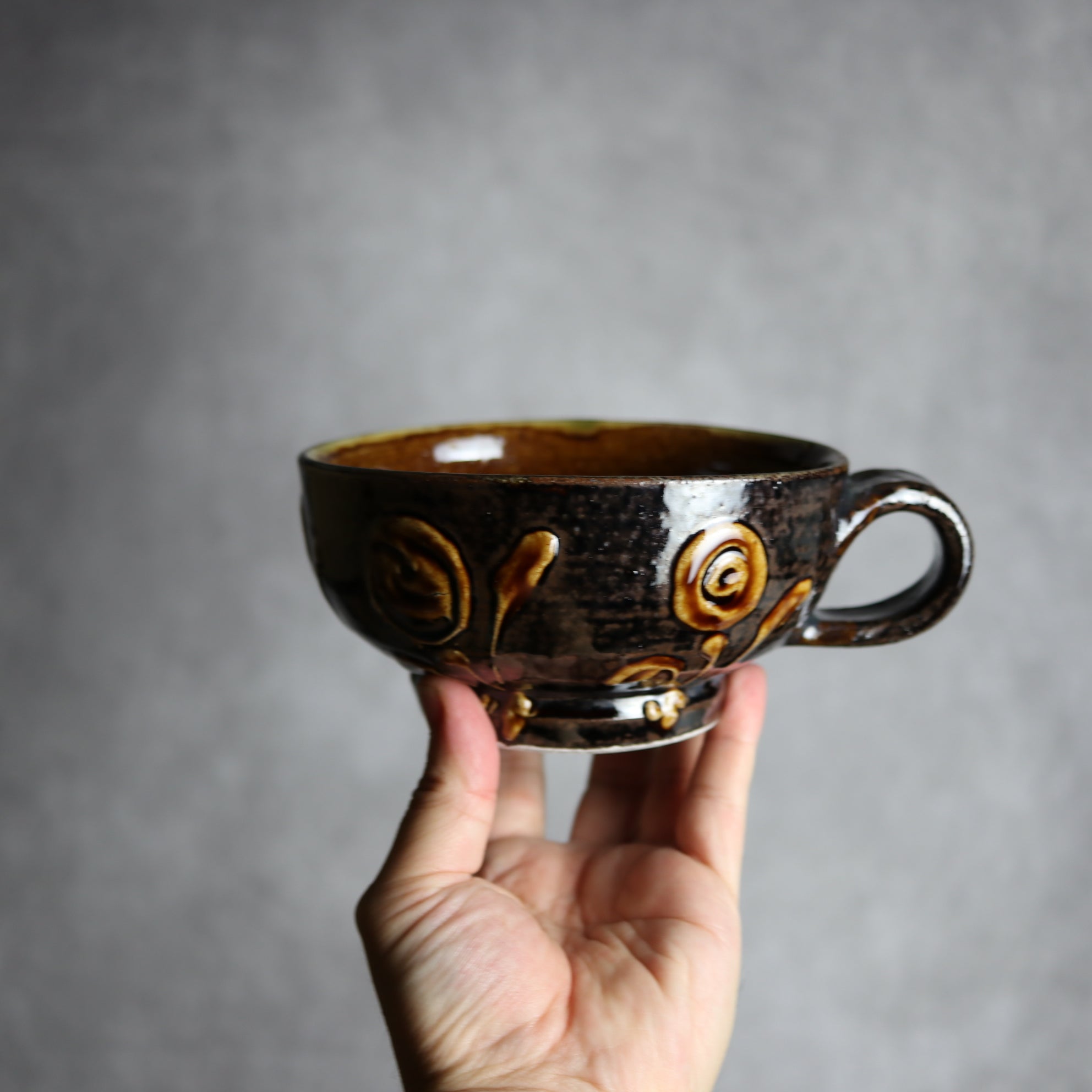 茂生窯 - スープマグ1 飴釉 イッチン 花 やちむん 陶器 茂生窯 - mundasui