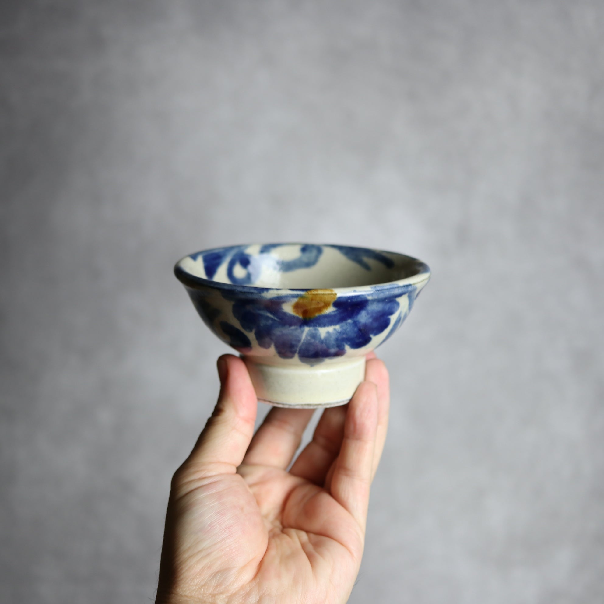茂生窯 - 3.5寸マカイ2 飴 呉須釉 菊唐草 やちむん 陶器 茂生窯 - mundasui