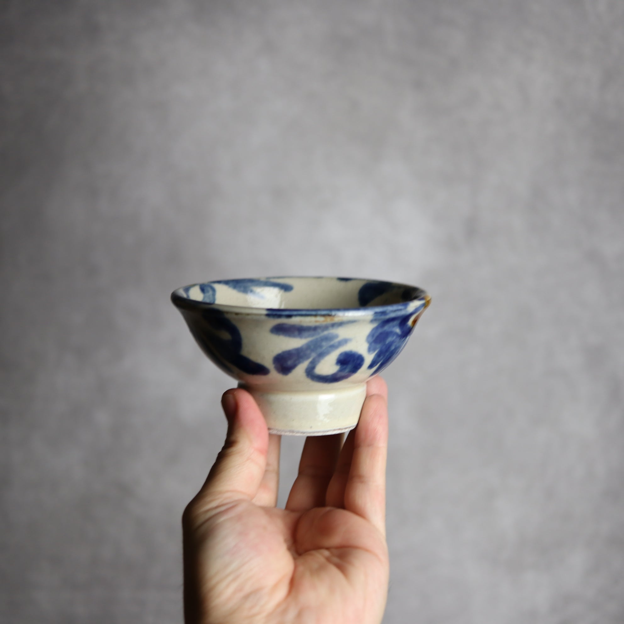 茂生窯 - 3.5寸マカイ2 飴 呉須釉 菊唐草 やちむん 陶器 茂生窯 - mundasui