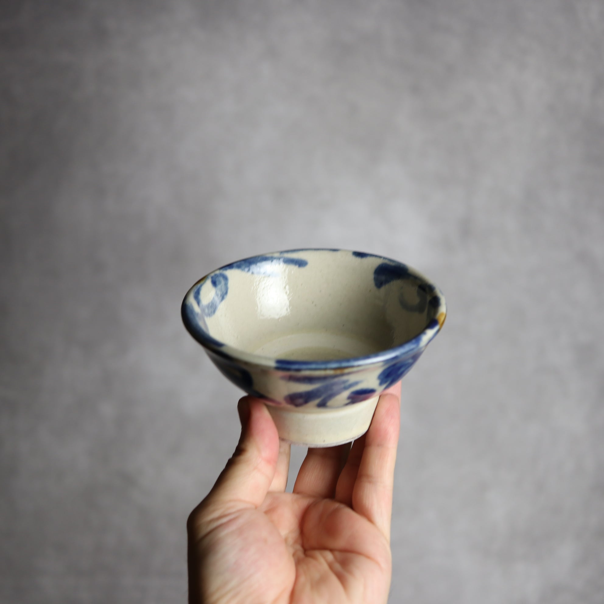 茂生窯 - 3.5寸マカイ2 飴 呉須釉 菊唐草 やちむん 陶器 茂生窯 - mundasui