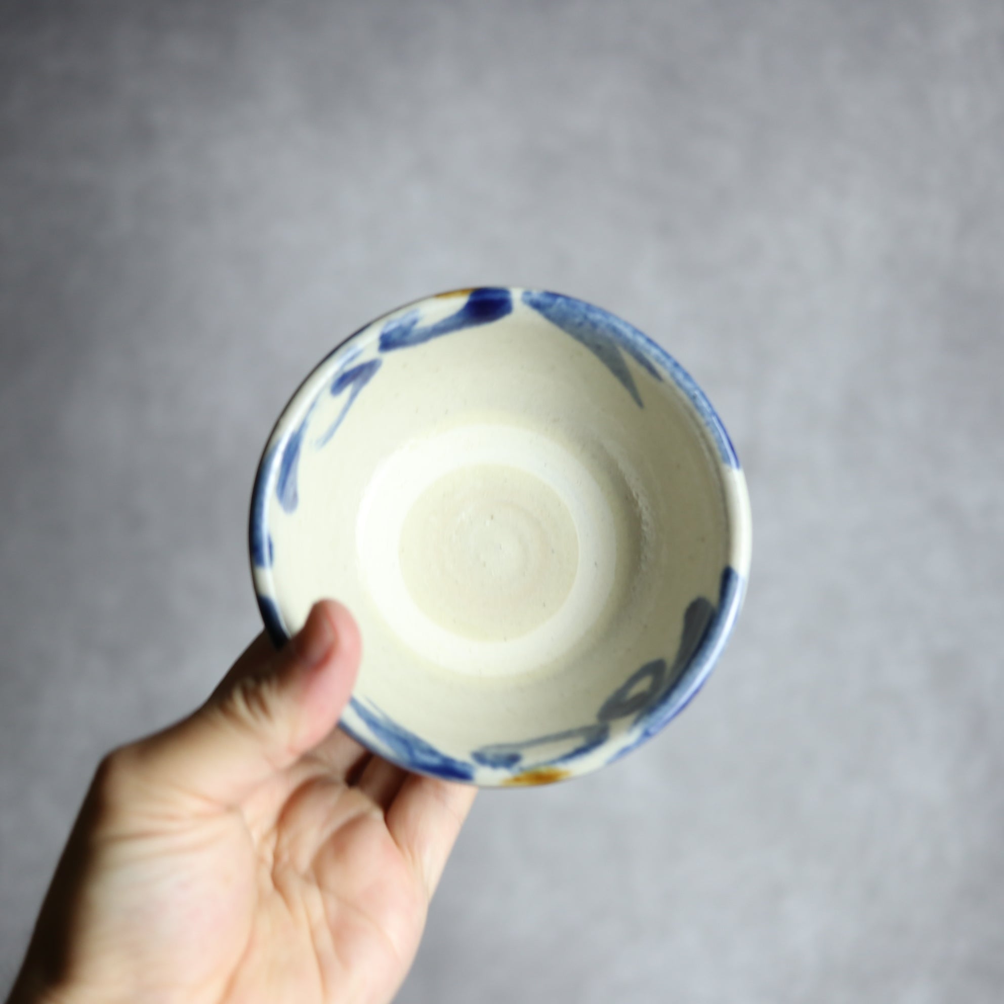 茂生窯 - 3.5寸マカイ2 飴 呉須釉 菊唐草 やちむん 陶器 茂生窯 - mundasui