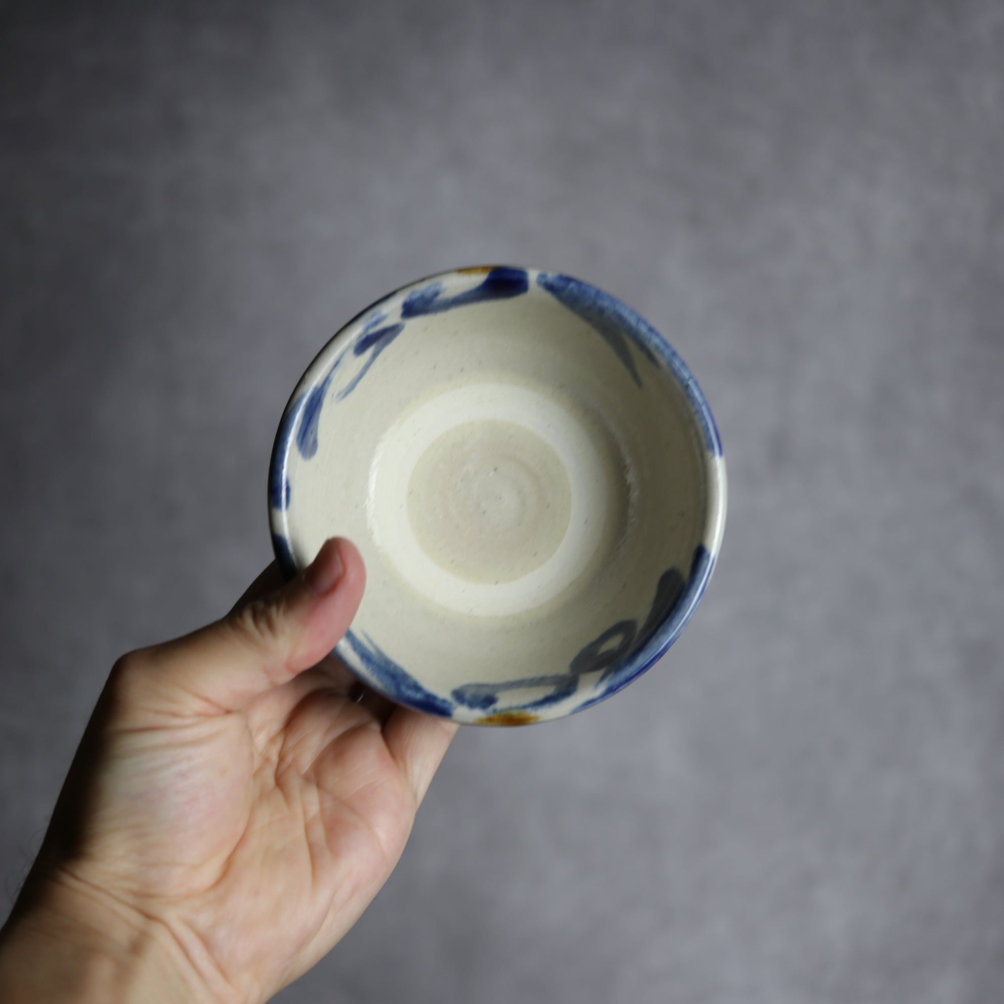 茂生窯 - 3.5寸マカイ2 飴 呉須釉 菊唐草 やちむん 陶器 茂生窯 - mundasui