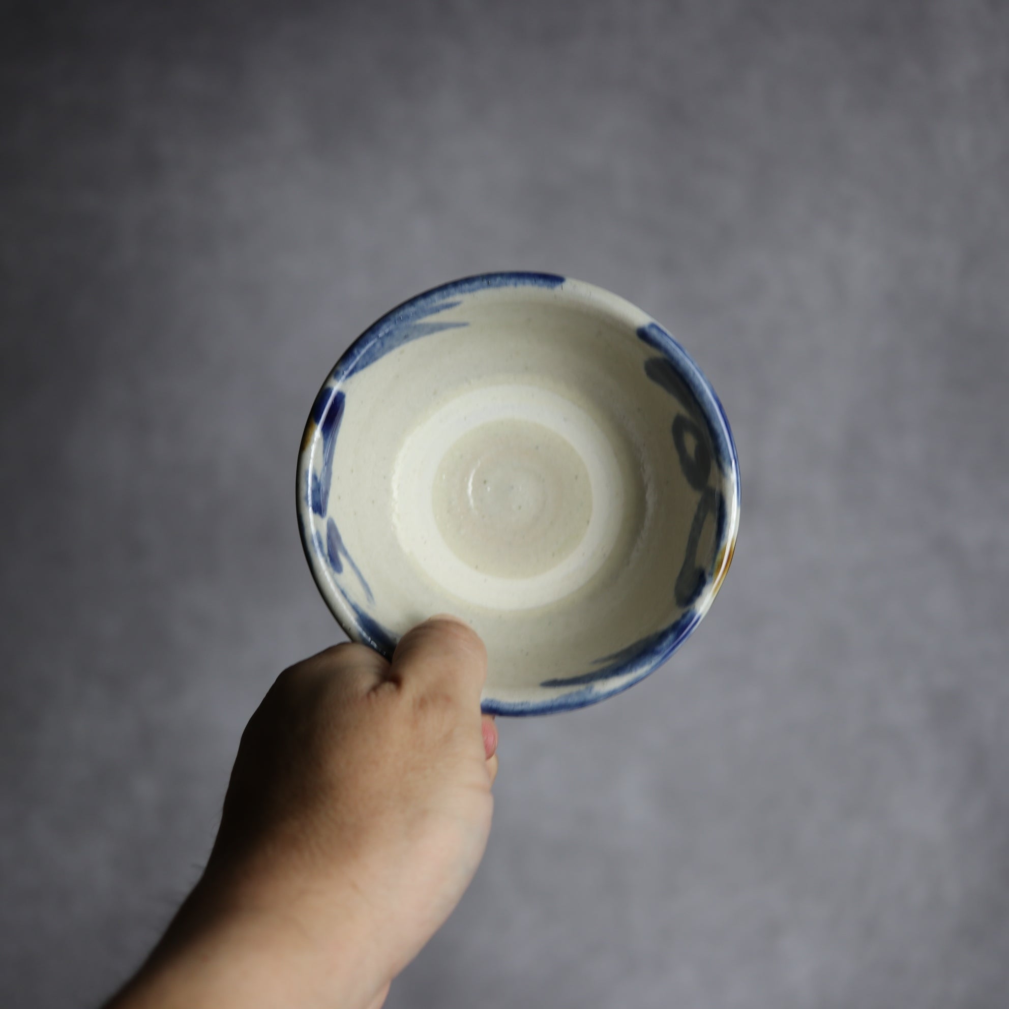 茂生窯 - 3.5寸マカイ2 飴 呉須釉 菊唐草 やちむん 陶器 茂生窯 - mundasui