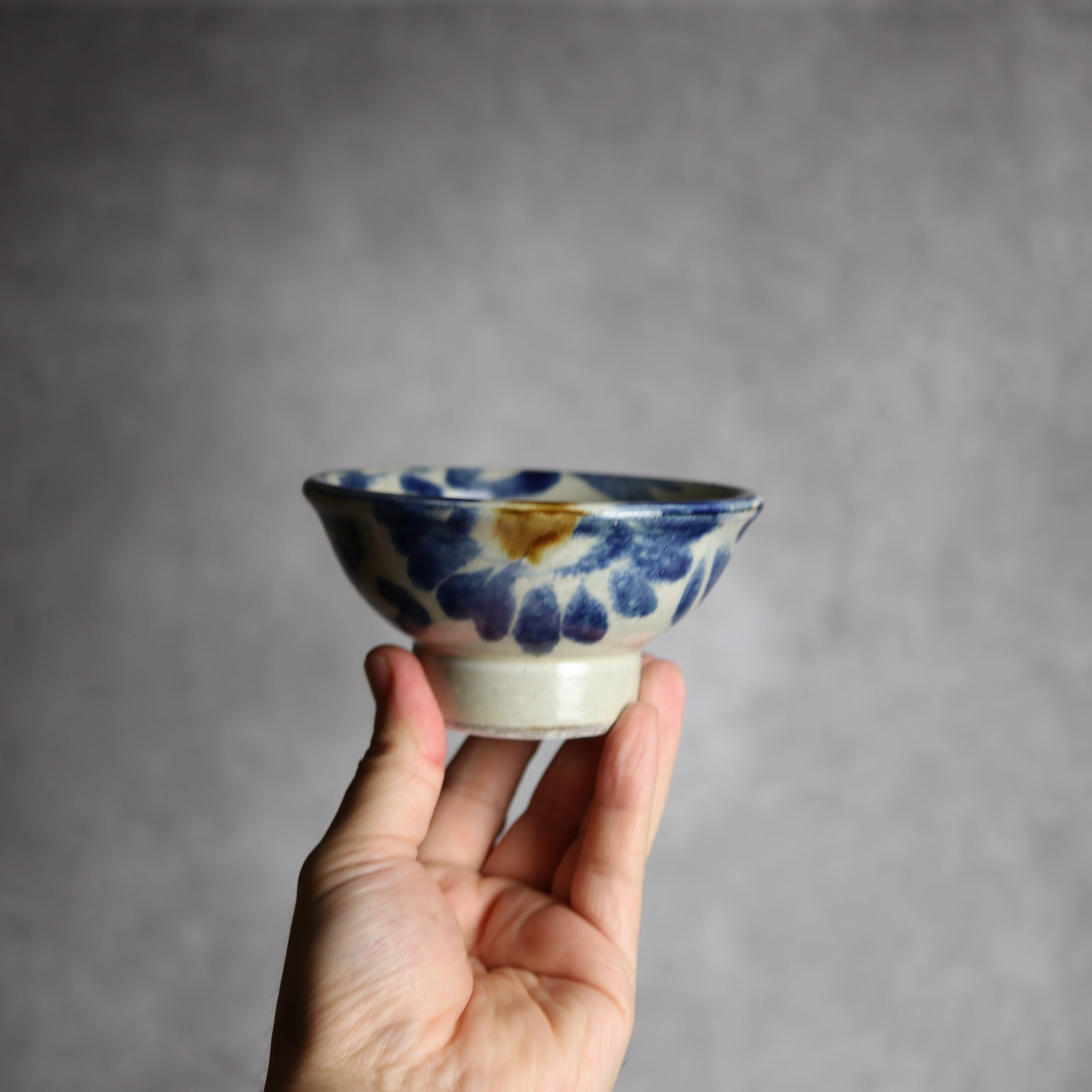 茂生窯 - 3.5寸マカイ2 飴 呉須釉 菊唐草 やちむん 陶器 茂生窯 - mundasui