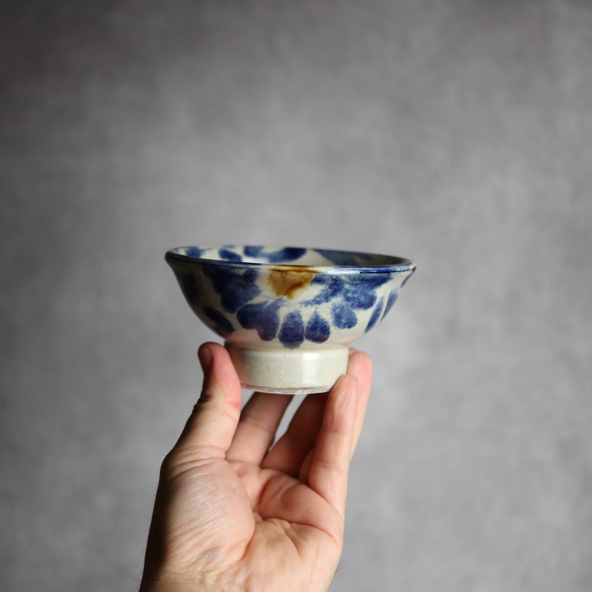 茂生窯 - 3.5寸マカイ2 飴 呉須釉 菊唐草 やちむん 陶器 茂生窯 - mundasui