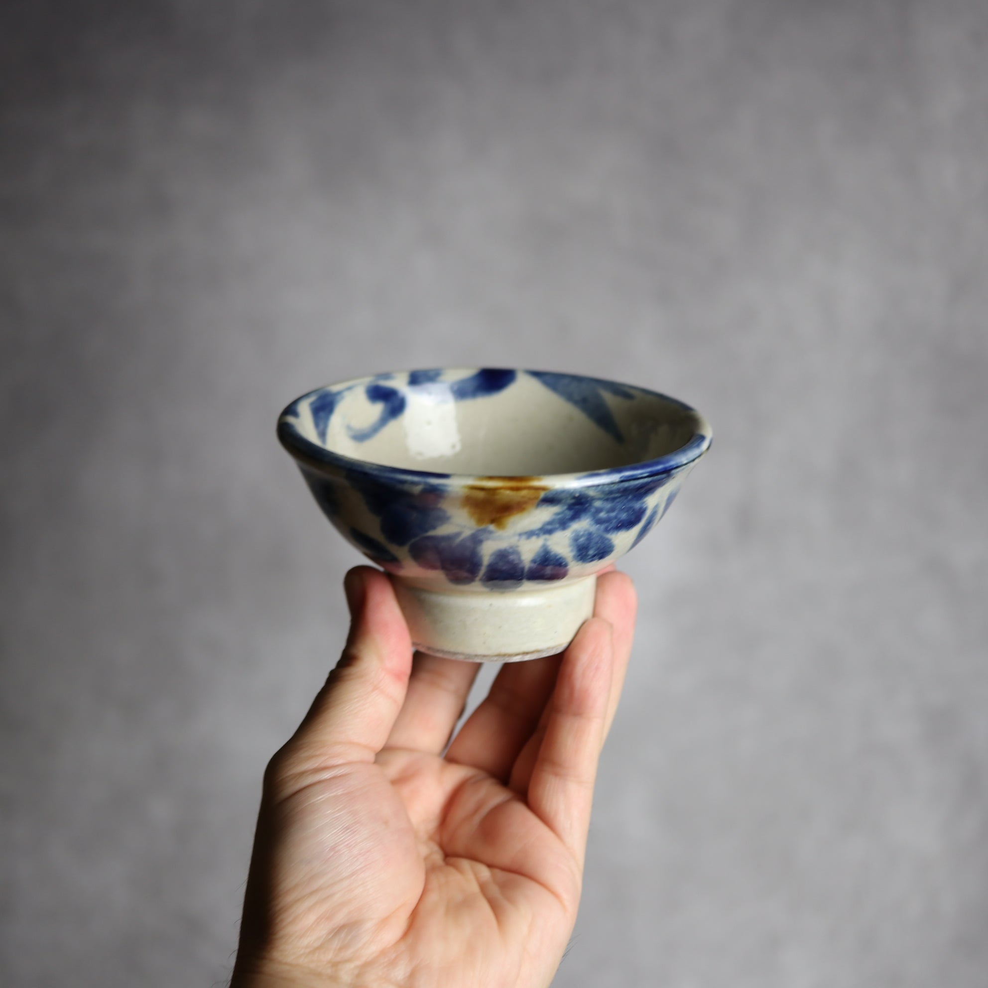 茂生窯 - 3.5寸マカイ2 飴 呉須釉 菊唐草 やちむん 陶器 茂生窯 - mundasui