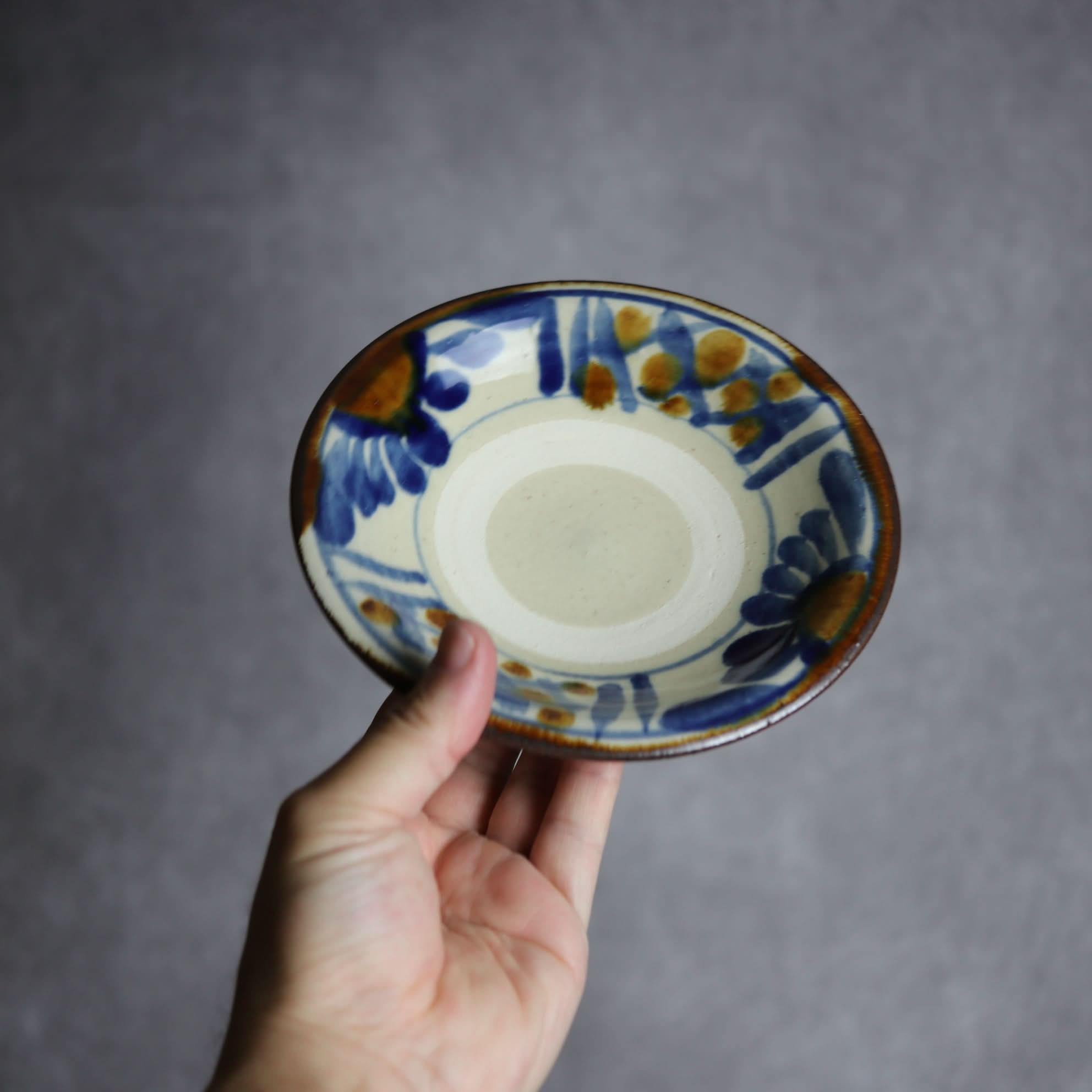 5寸皿1 飴 呉須釉 菊花紋 やちむん 陶器 いずみ窯 島袋工房 やちむん 陶器.