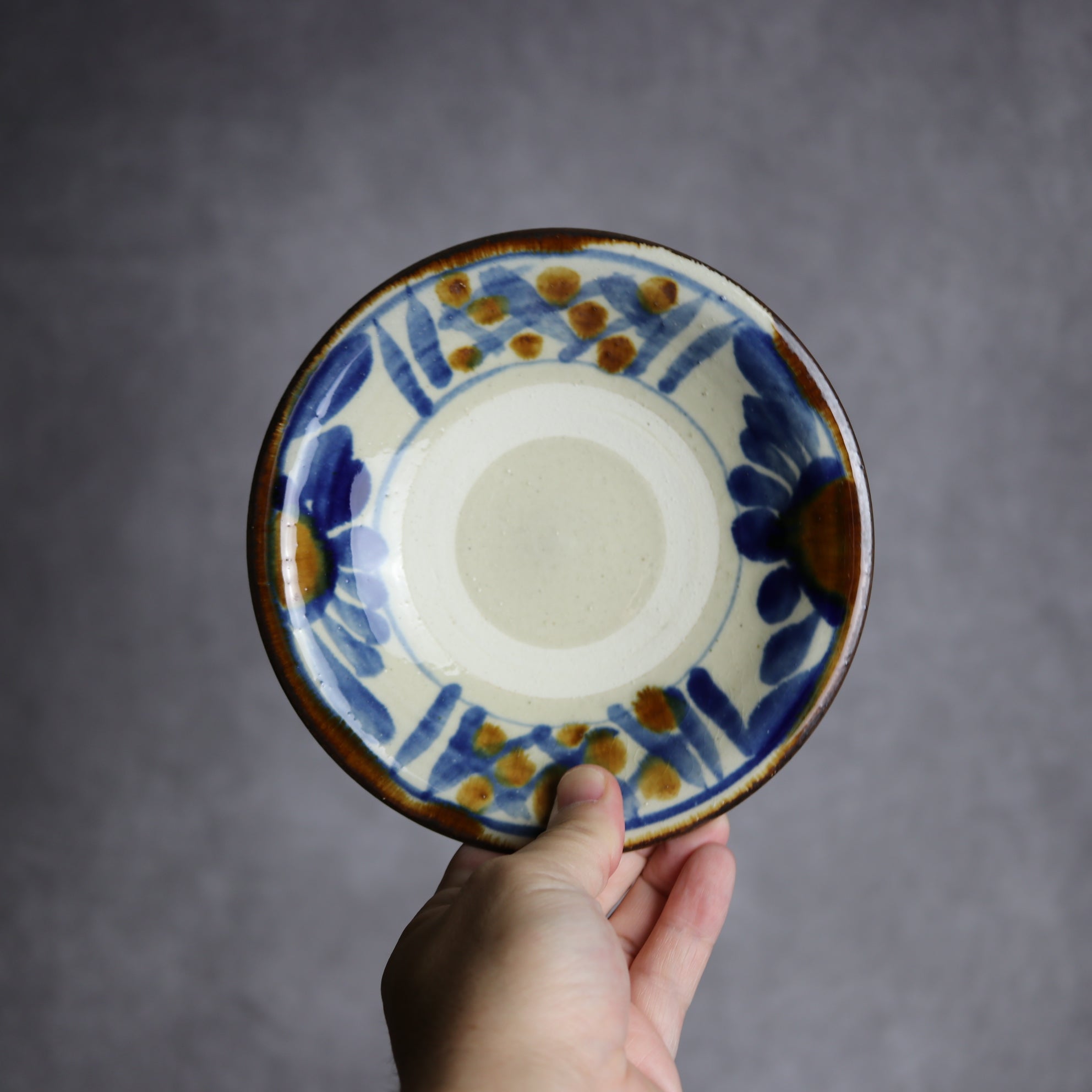 いずみ窯 島袋工房 - 5寸皿1 飴 呉須釉 菊花紋 やちむん 陶器 いずみ窯 島袋工房 - mundasui