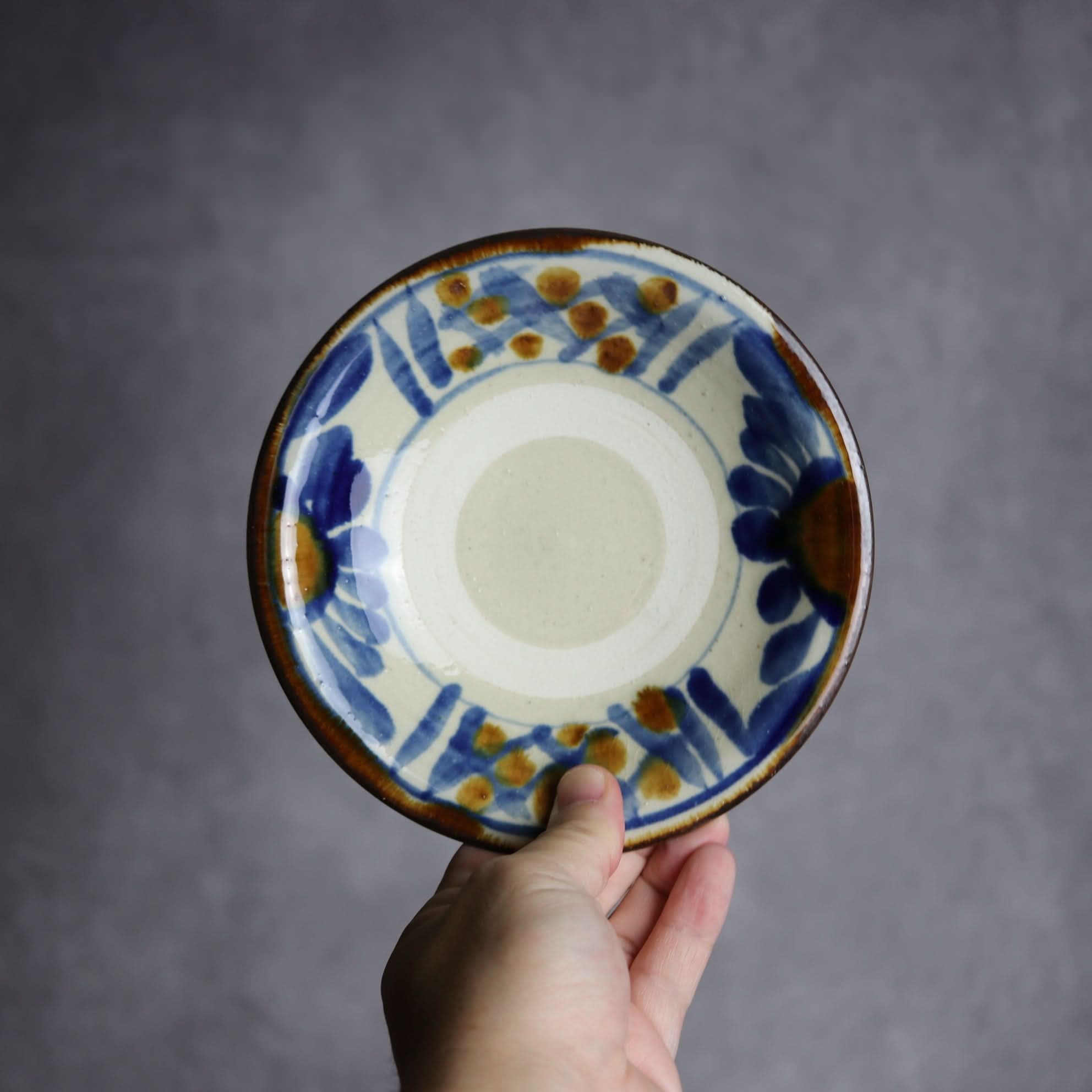 5寸皿1 飴 呉須釉 菊花紋 やちむん 陶器 いずみ窯 島袋工房 やちむん 陶器.