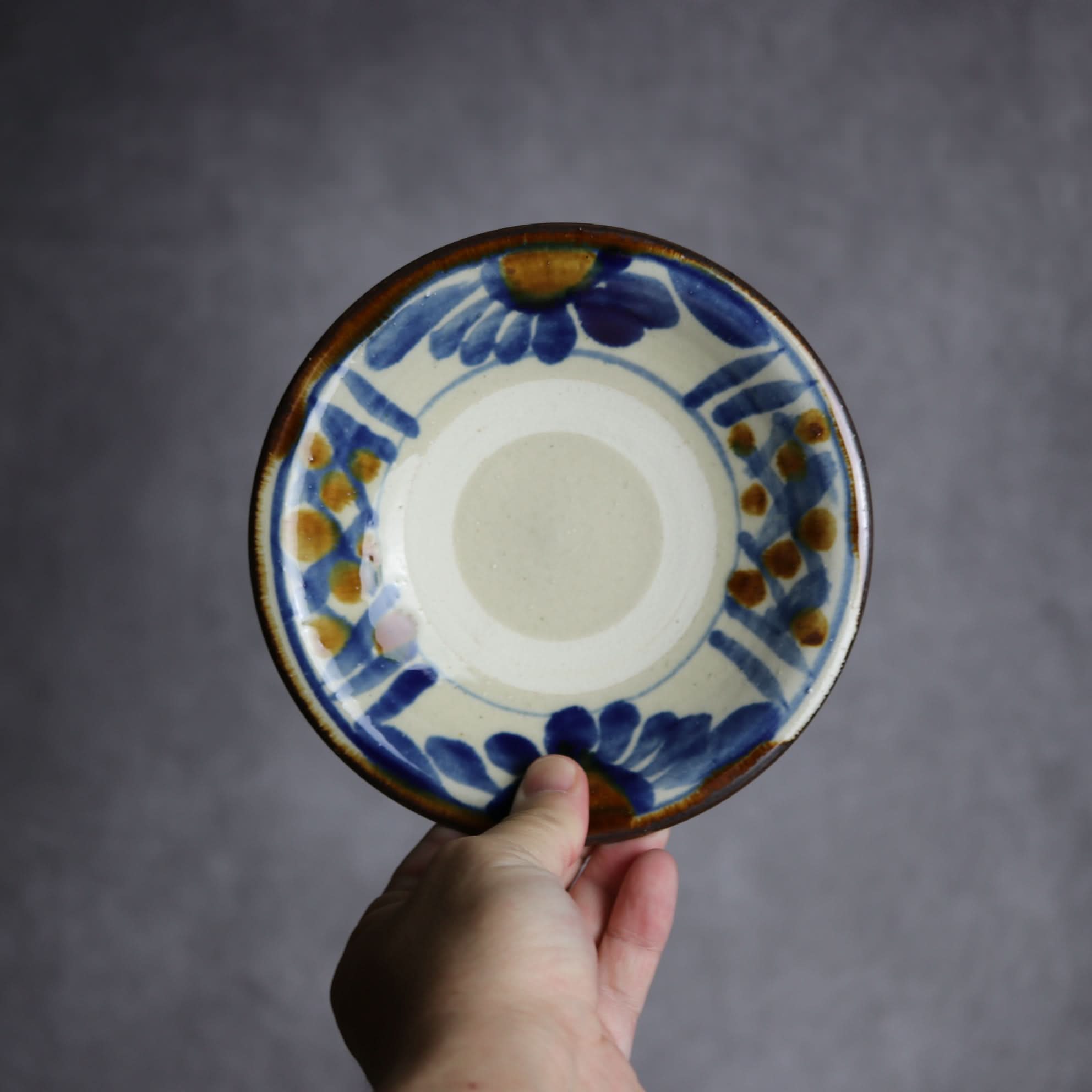 5寸皿1 飴 呉須釉 菊花紋 やちむん 陶器 いずみ窯 島袋工房 やちむん 陶器.
