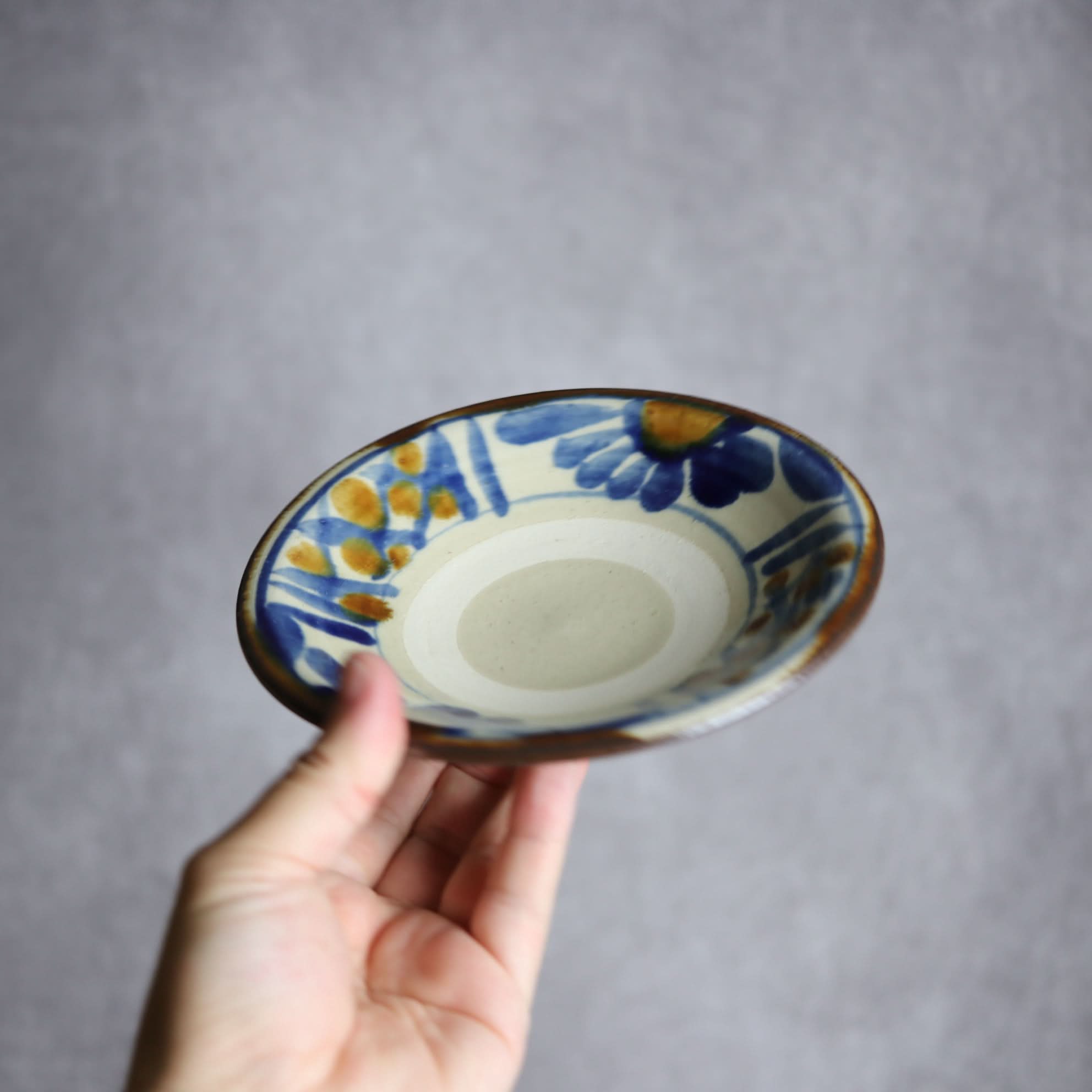 5寸皿1 飴 呉須釉 菊花紋 やちむん 陶器 いずみ窯 島袋工房 やちむん 陶器.