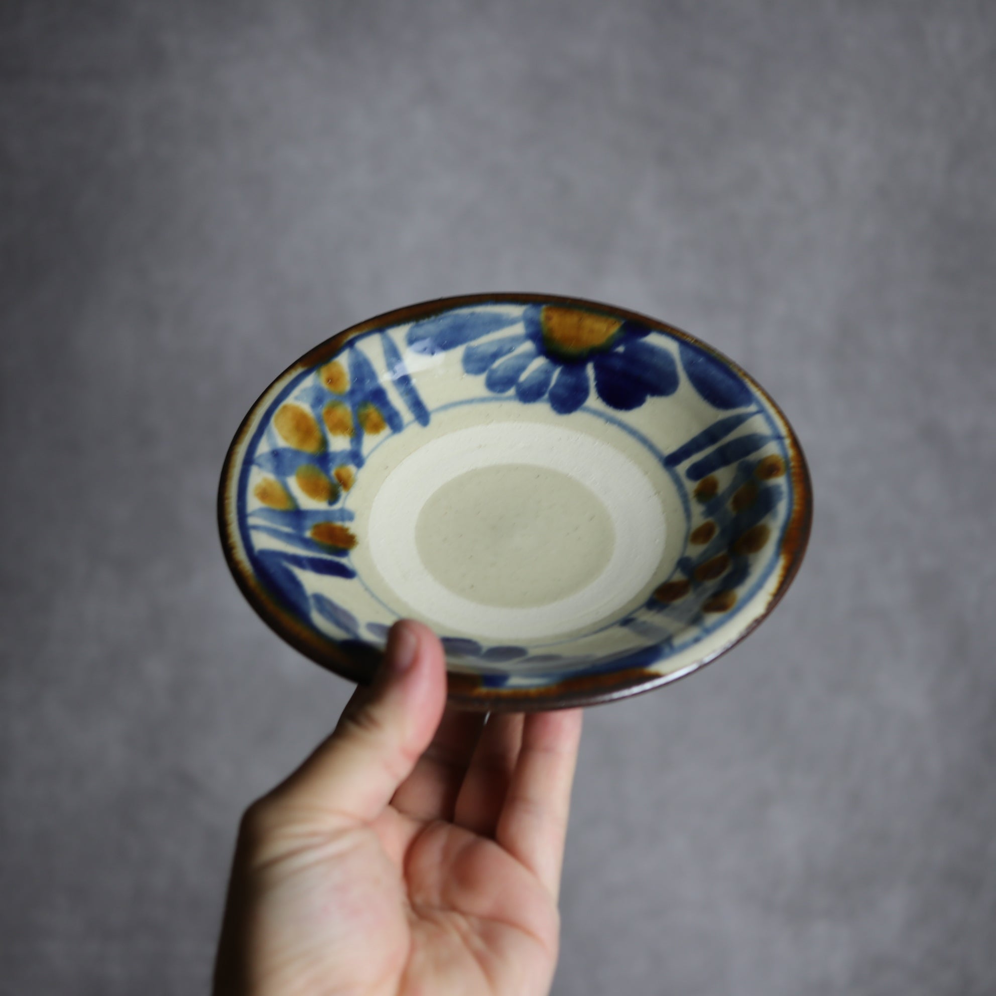 いずみ窯 島袋工房 - 5寸皿1 飴 呉須釉 菊花紋 やちむん 陶器 いずみ窯 島袋工房 - mundasui